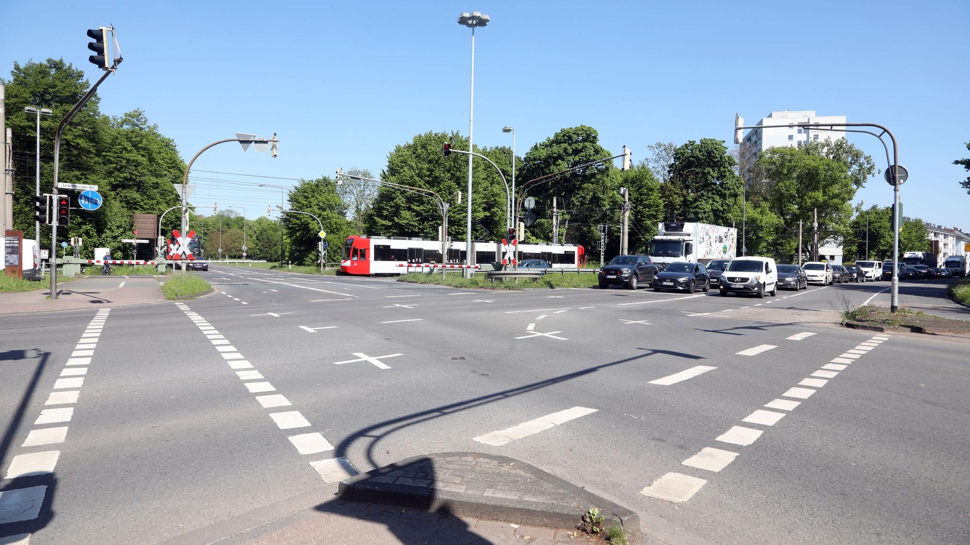 An der Kreuzung Luxemburger Straße/Militärringstraße soll die Stadtbahn in einen Tunnel unter der Kreuzung verlegt werden.