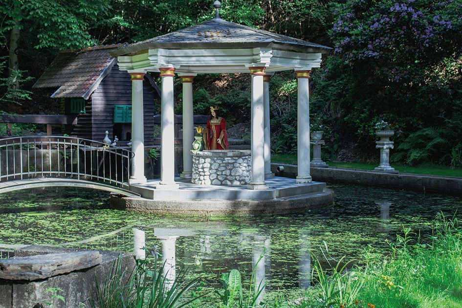 Ein Pavillon in einem See. Darin eine Prinzessin und ein Froschkönig.