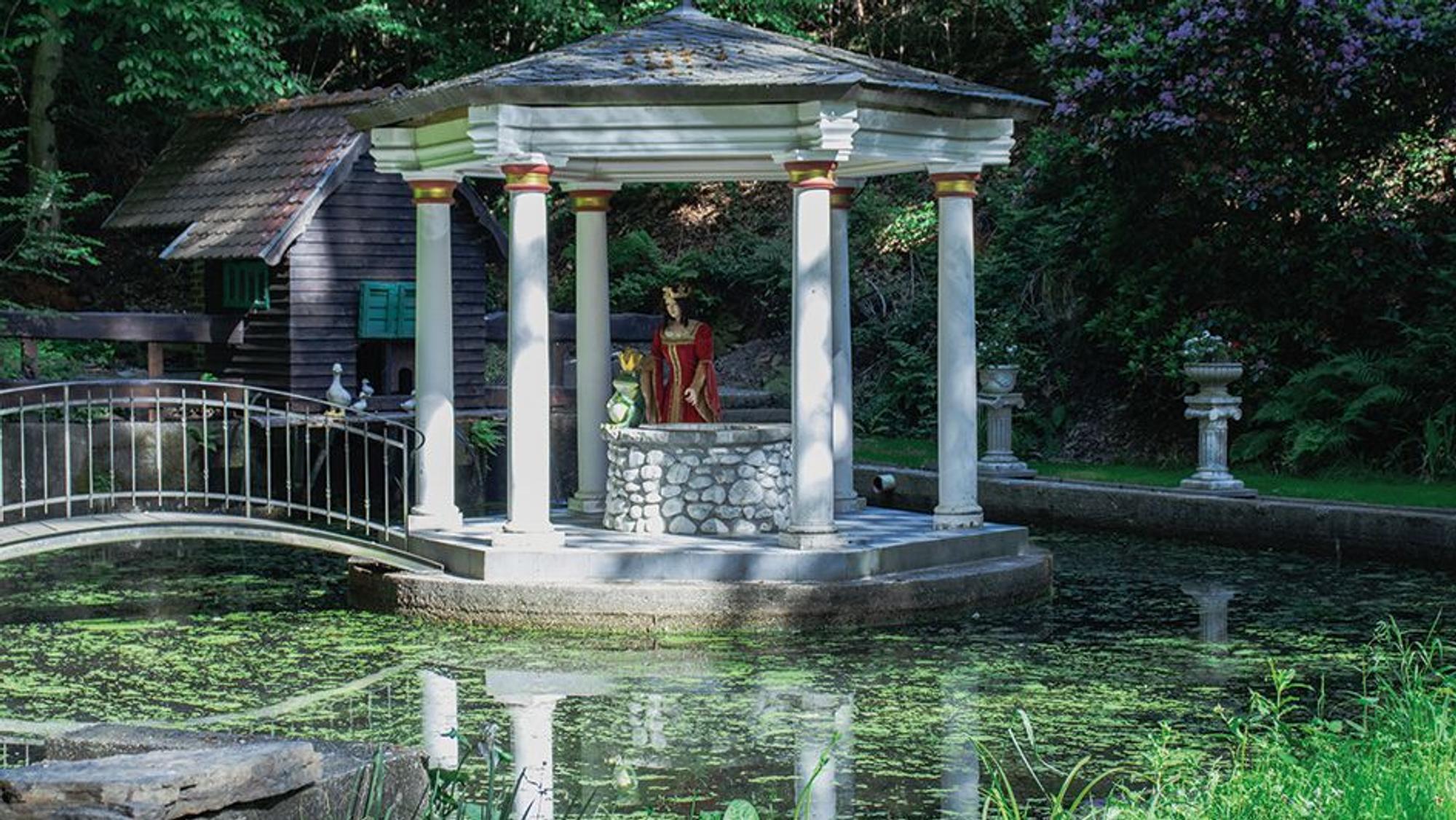Ein Pavillon in einem See. Darin eine Prinzessin und ein Froschkönig.