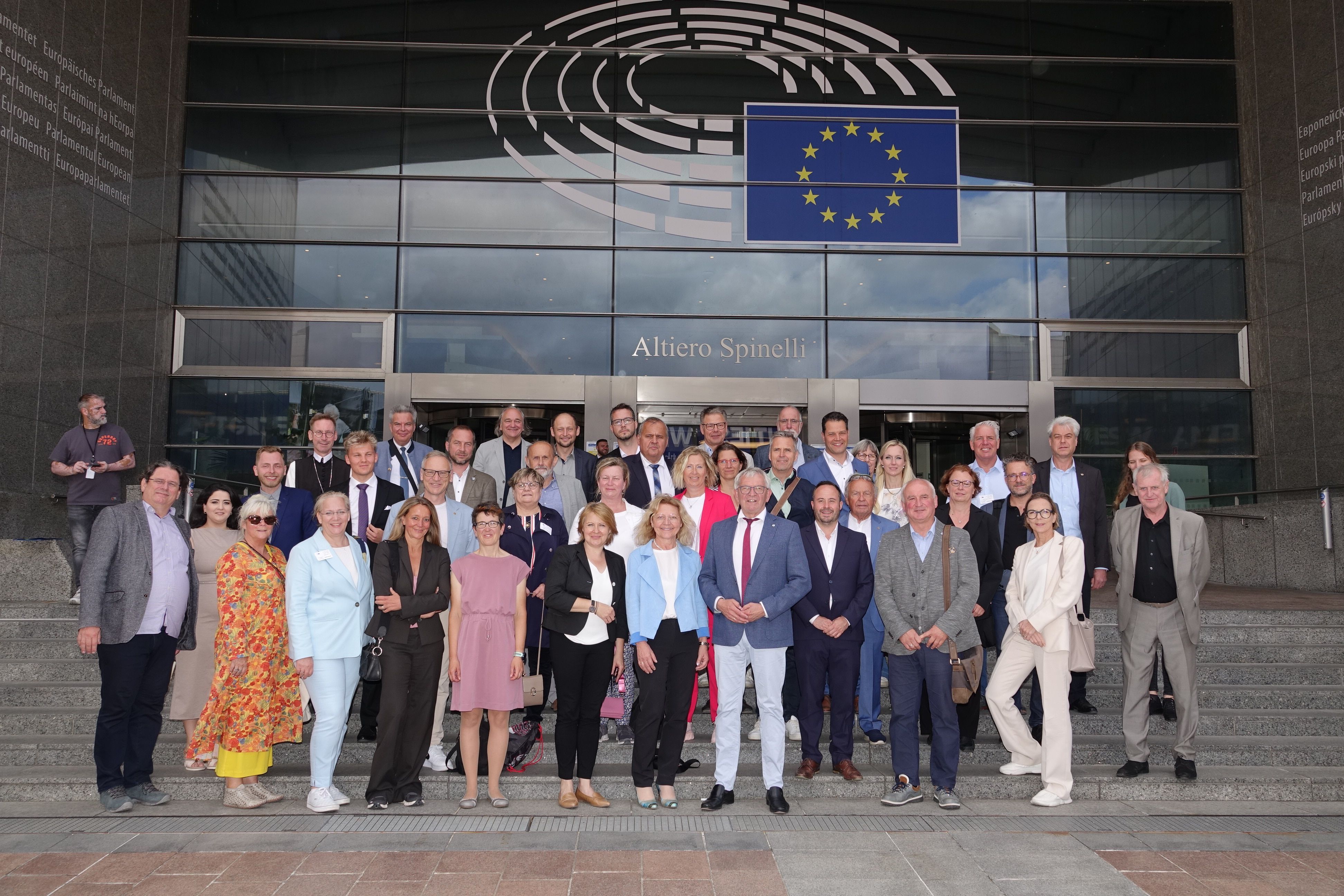 Die Cisterscapes-Projektgruppe steht vor dem Europaparament in Brüssel.