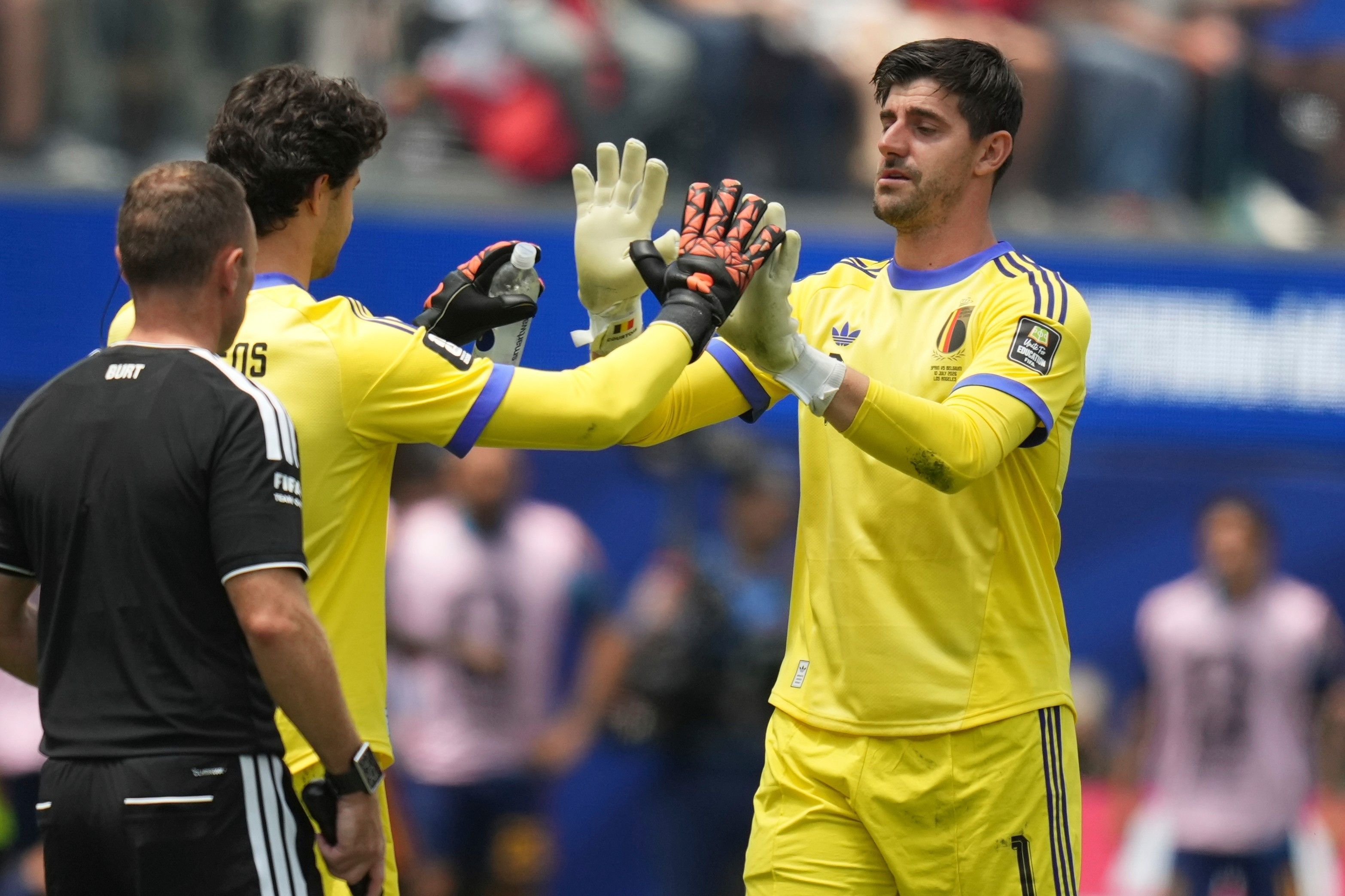 Der belgische Torhüter Thibaut Courtois (r) wird mit einer Verletzung ausgewechselt. Senne Lammens (l) kommt für ihn ins Spiel.