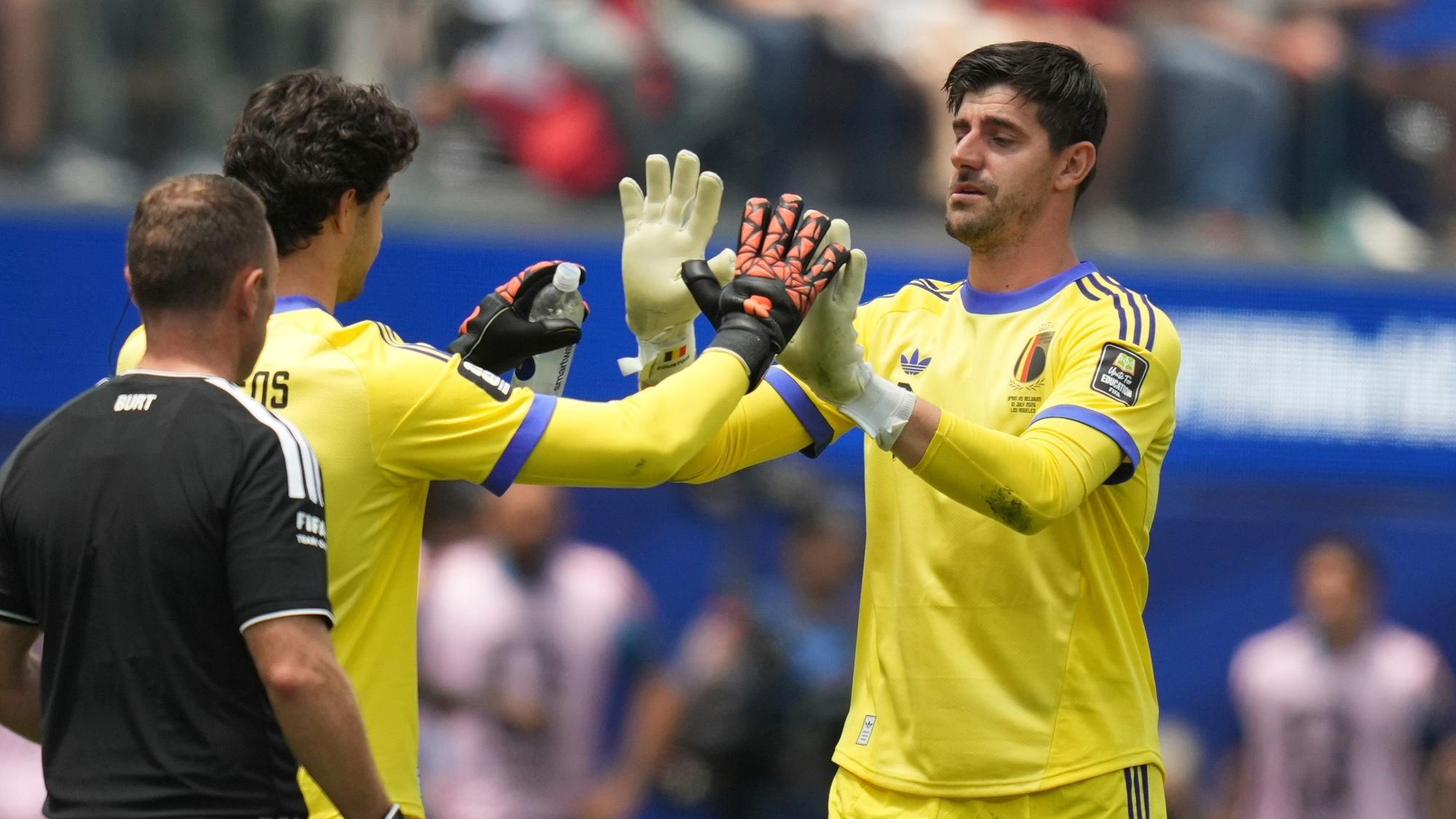 Der belgische Torhüter Thibaut Courtois (r) wird mit einer Verletzung ausgewechselt. Senne Lammens (l) kommt für ihn ins Spiel.