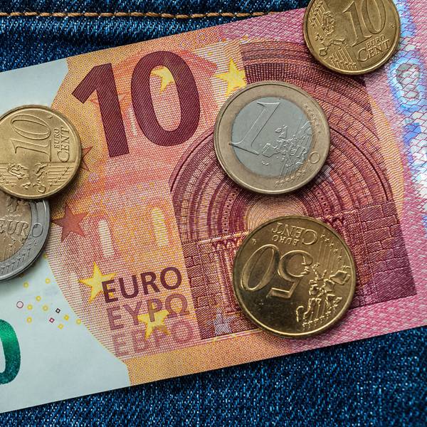 Detailaufnahme eines 10-Euro-Scheins mit Münzen (Symbolbild)
