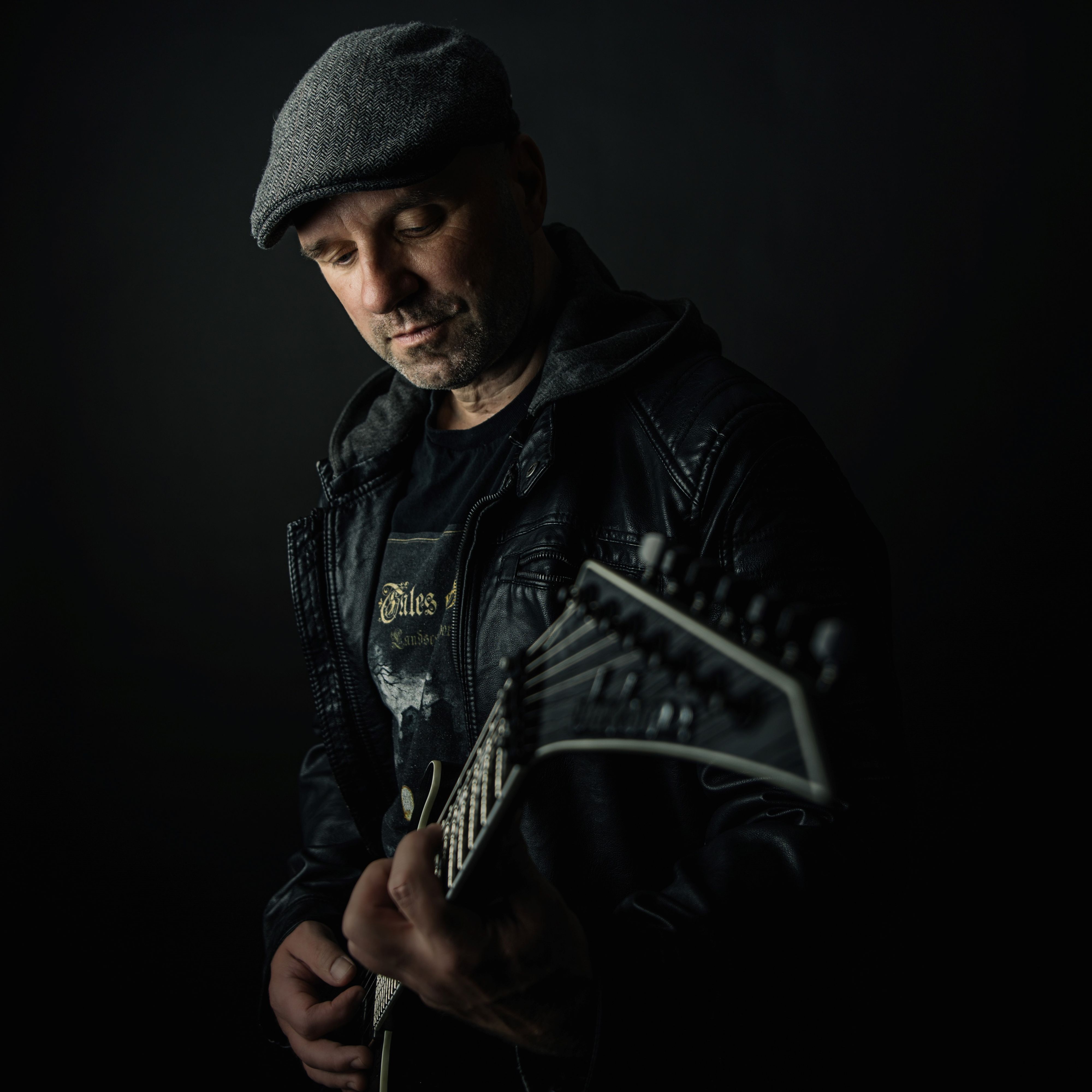Musiker Michael Heß spielt auf der E-Gitarre.