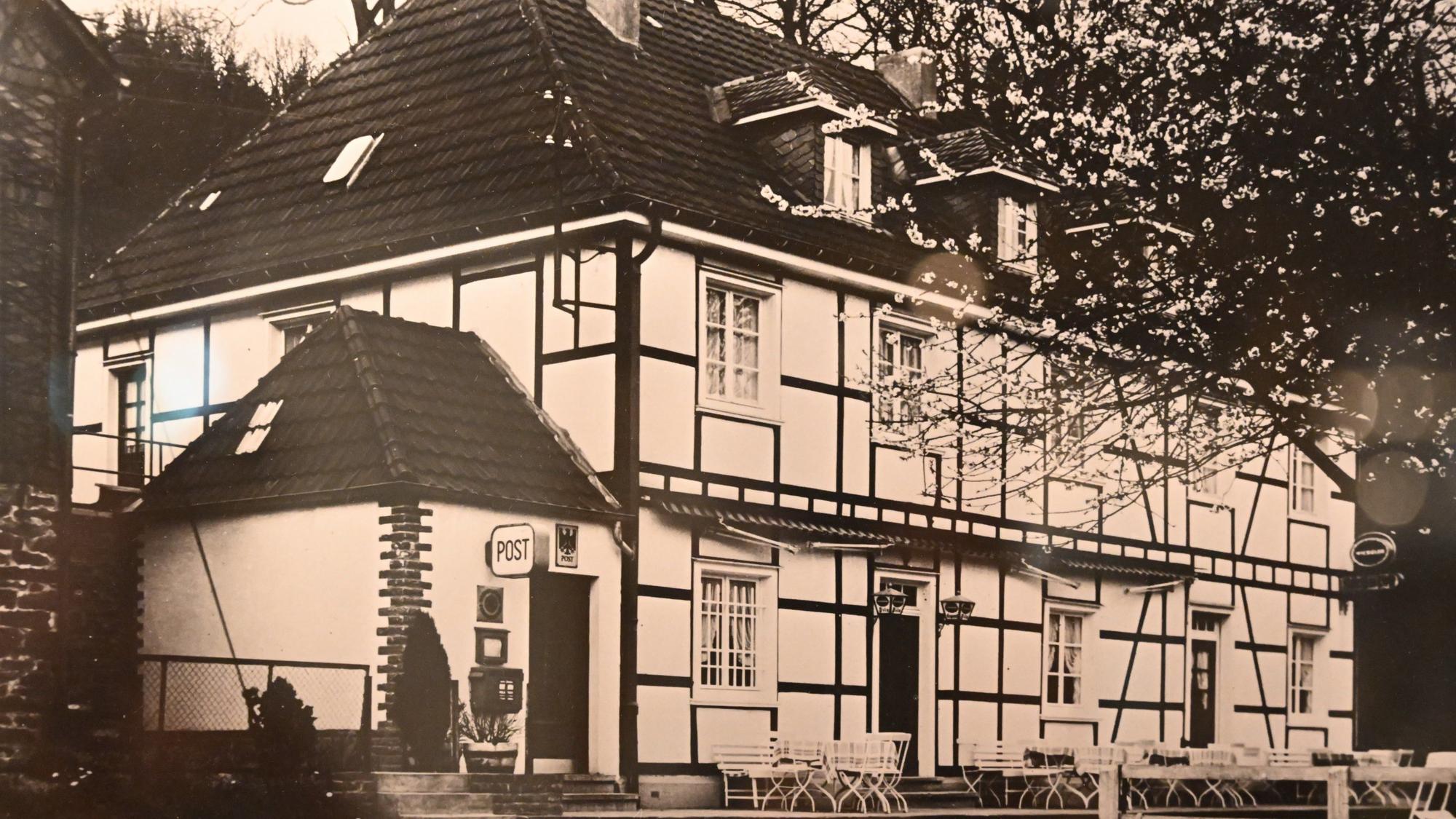 Historisches Foto eines Fachwerkhauses, das als Ausflugslokal betrieben wird.