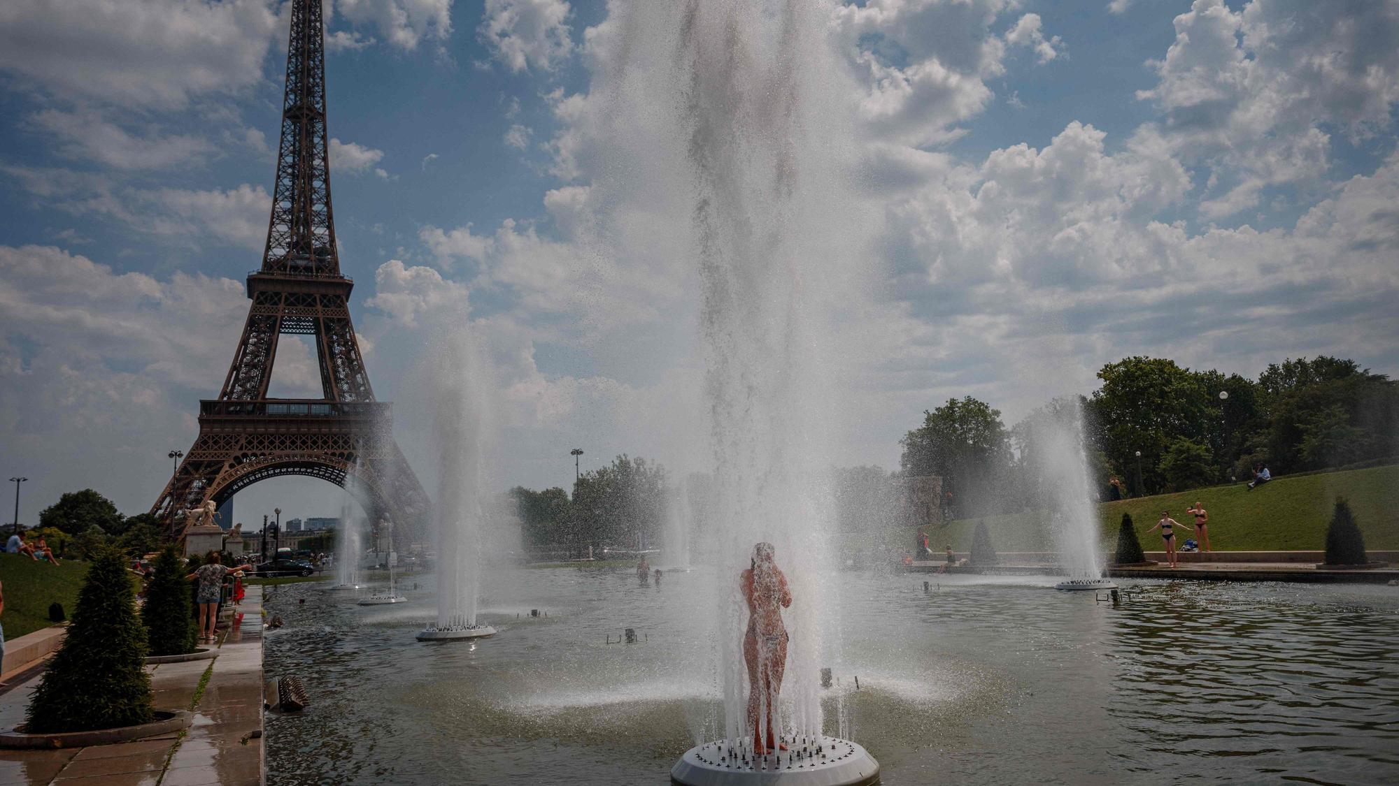 Abkühlung in Paris vor dem Eifelturm