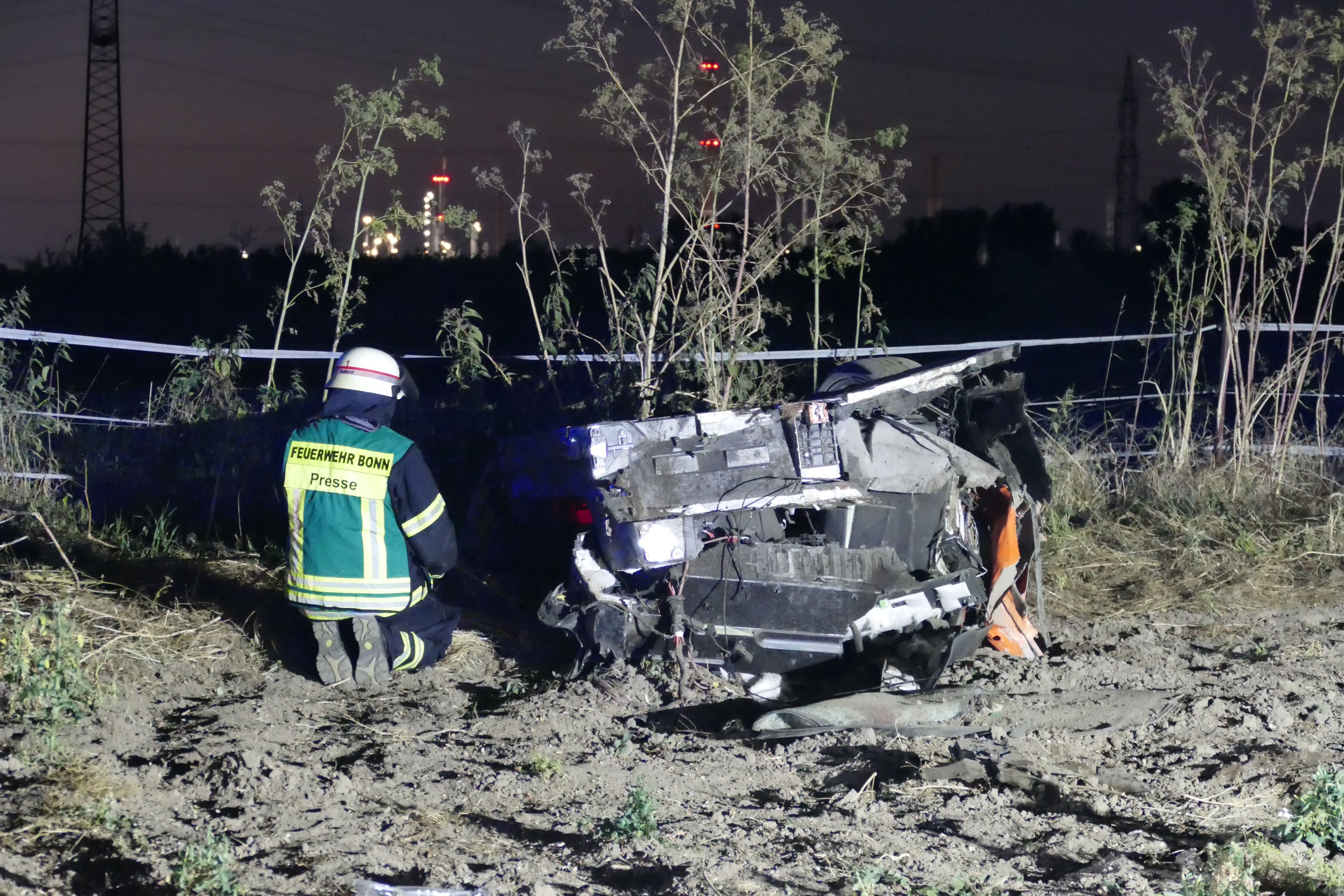 Ein Feuerwehrmann am Unfallort. Vom Lamborghini ist nicht mehr viel zu erkennen.