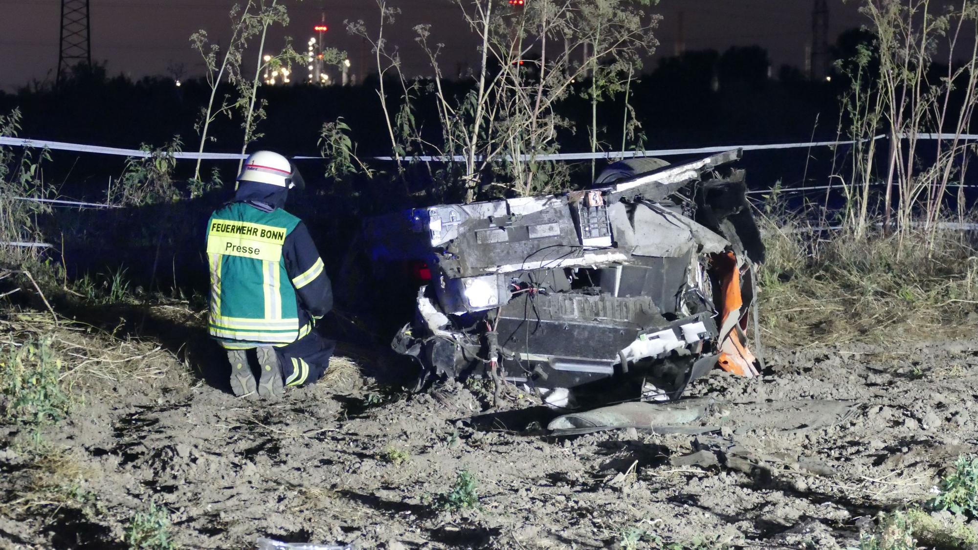 Ein Feuerwehrmann am Unfallort. Vom Lamborghini ist nicht mehr viel zu erkennen.