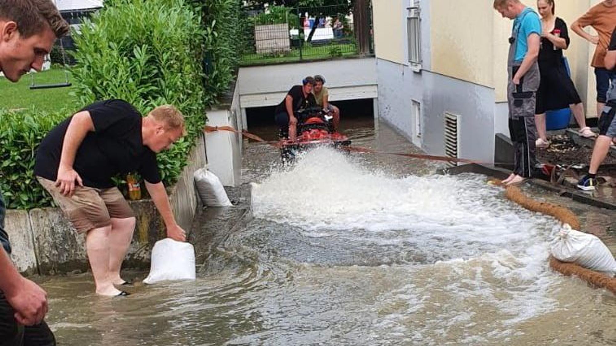 Mit einem Jet-Ski spülten Lohmarer Wasser aus einer Tiefgarage heraus.