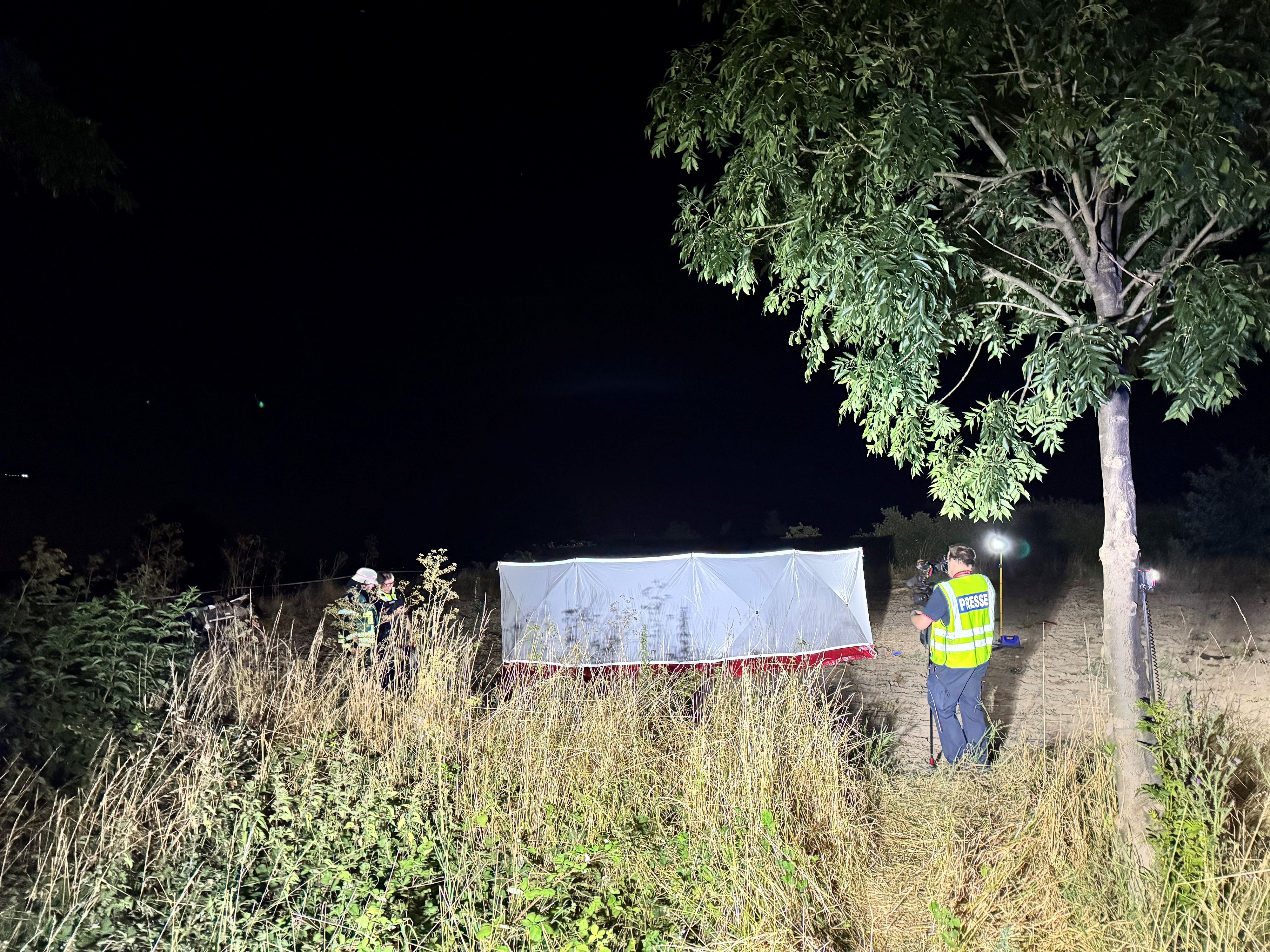 Die Einsatzkräfte stellten nach dem tödlichen Unfall auf der A555 Sichtschutzwände auf.
