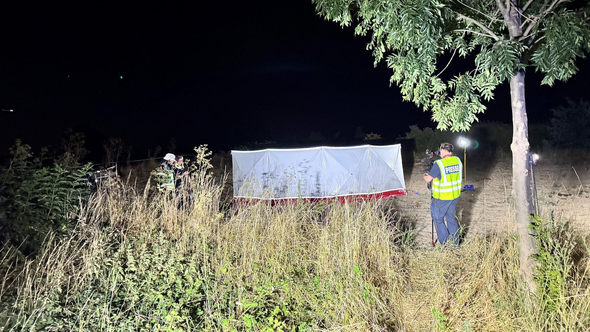 Die Einsatzkräfte stellten nach dem tödlichen Unfall auf der A555 Sichtschutzwände auf.
