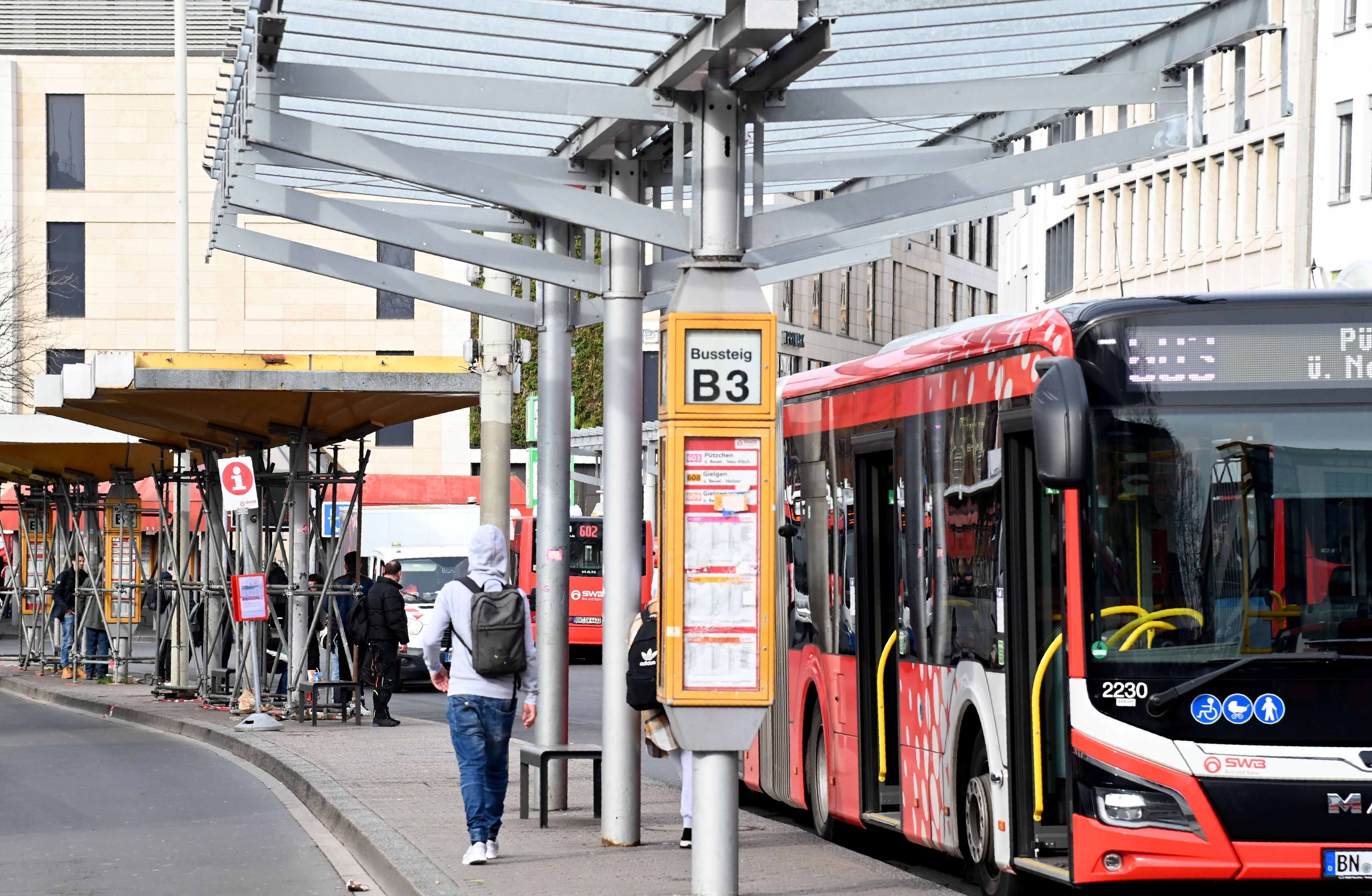 Auch am Busbahnhof in der Bonner Innenstadt ist es immer wieder zu Problemen mit der Drogen-Szene gekommen. (Archivfoto)
