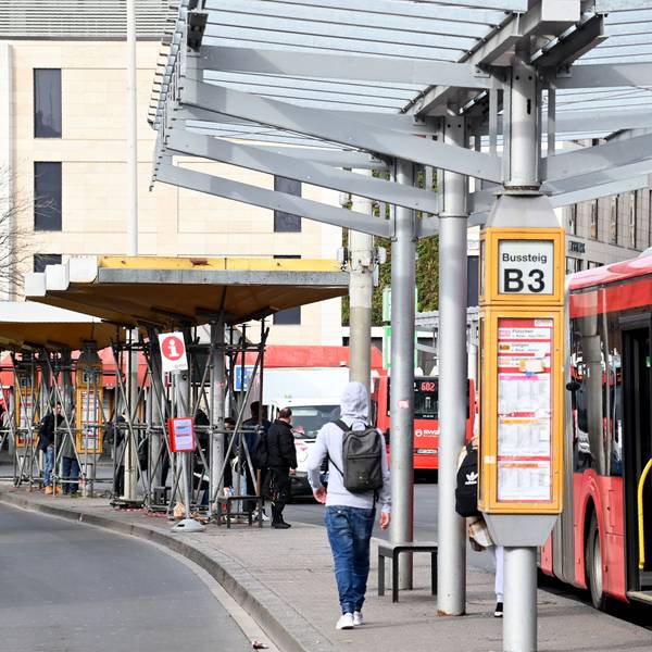 Auch am Busbahnhof in der Bonner Innenstadt ist es immer wieder zu Problemen mit der Drogen-Szene gekommen. (Archivfoto)