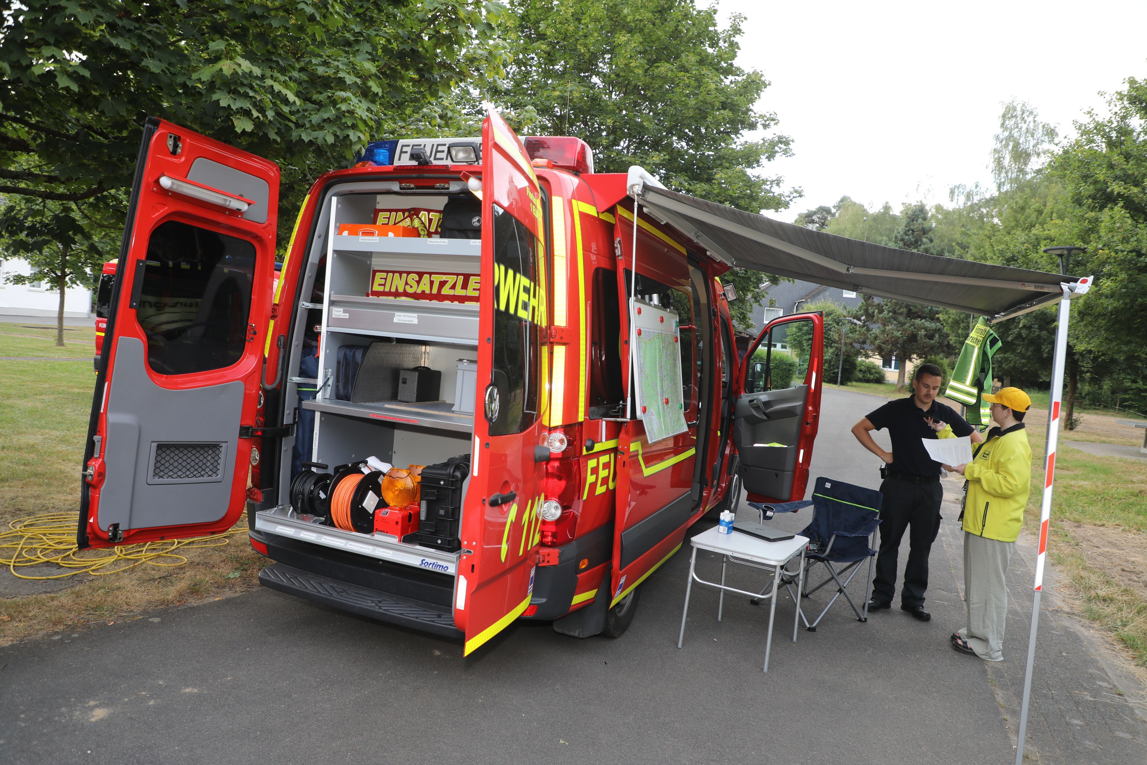 Der Einsatzleitwagen der Feuerwehr Rösrath steht auf einer Asphaltfläche in Stephansheide.