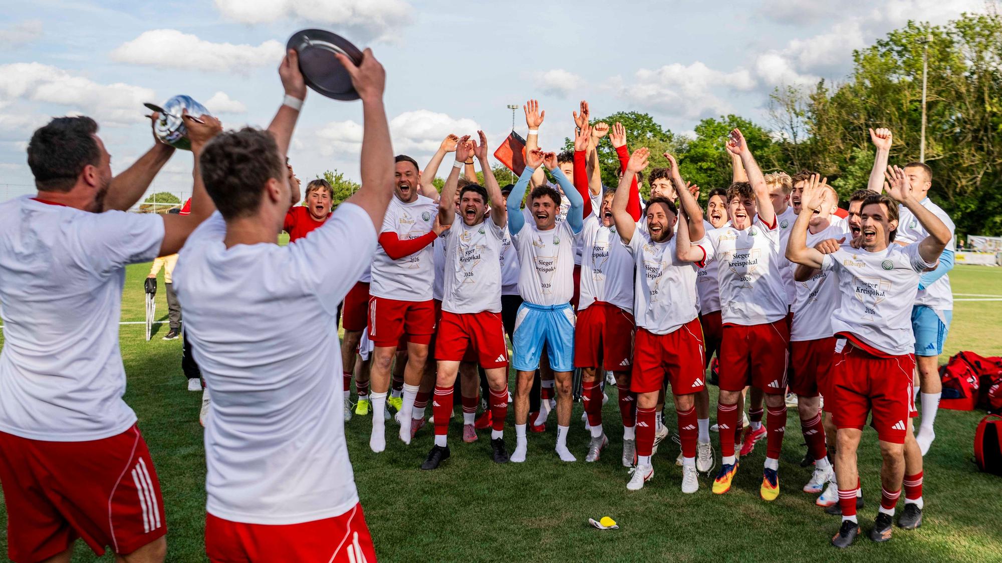 Kapitän und Vize-Kapitän des TuS Zülpich präsentieren der Mannschaft Medaille und Pokal.