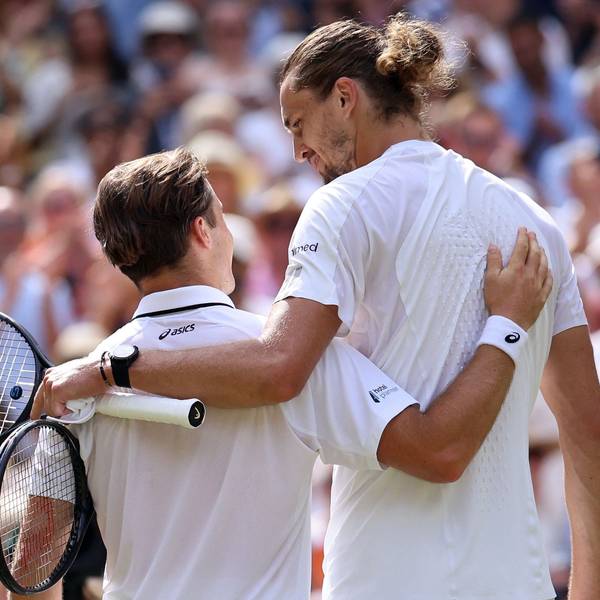 Alexander Zverev und Arthur Fery nach dem Handshake am Netz.