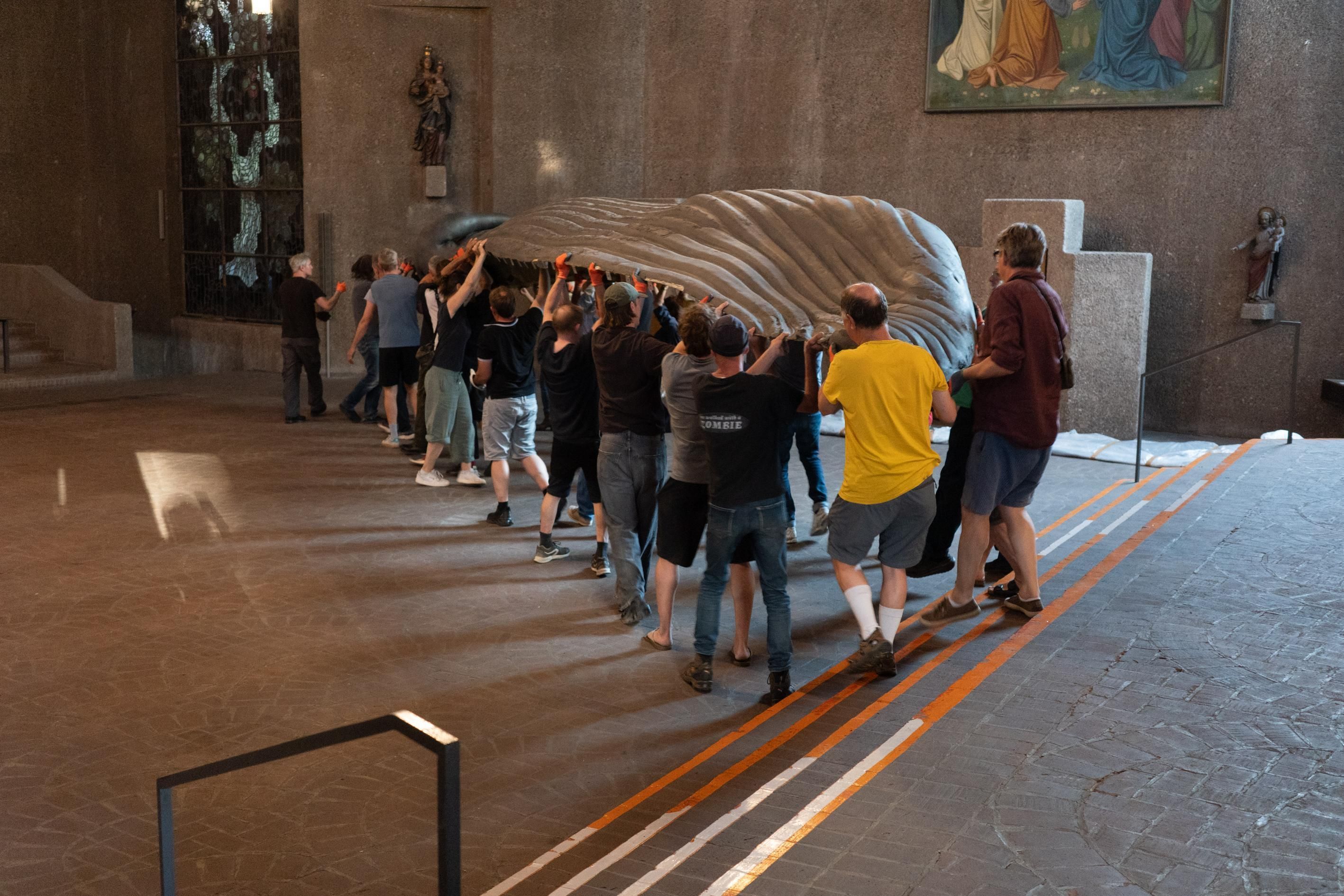 Köln: Wal-Skulptur für Ausstellung im  
Kirchenraum von St. Gertrud