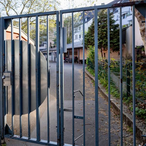 Ein Schild verbietet den Zutritt für unbefugte Personen zum Schulhof der Katholischen Grundschule Trierer Straße.