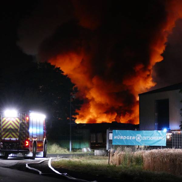 Zahlreiche Feuerwehren mehrerer Kommunen waren bei dem Brand in Swisttal im Einsatz.