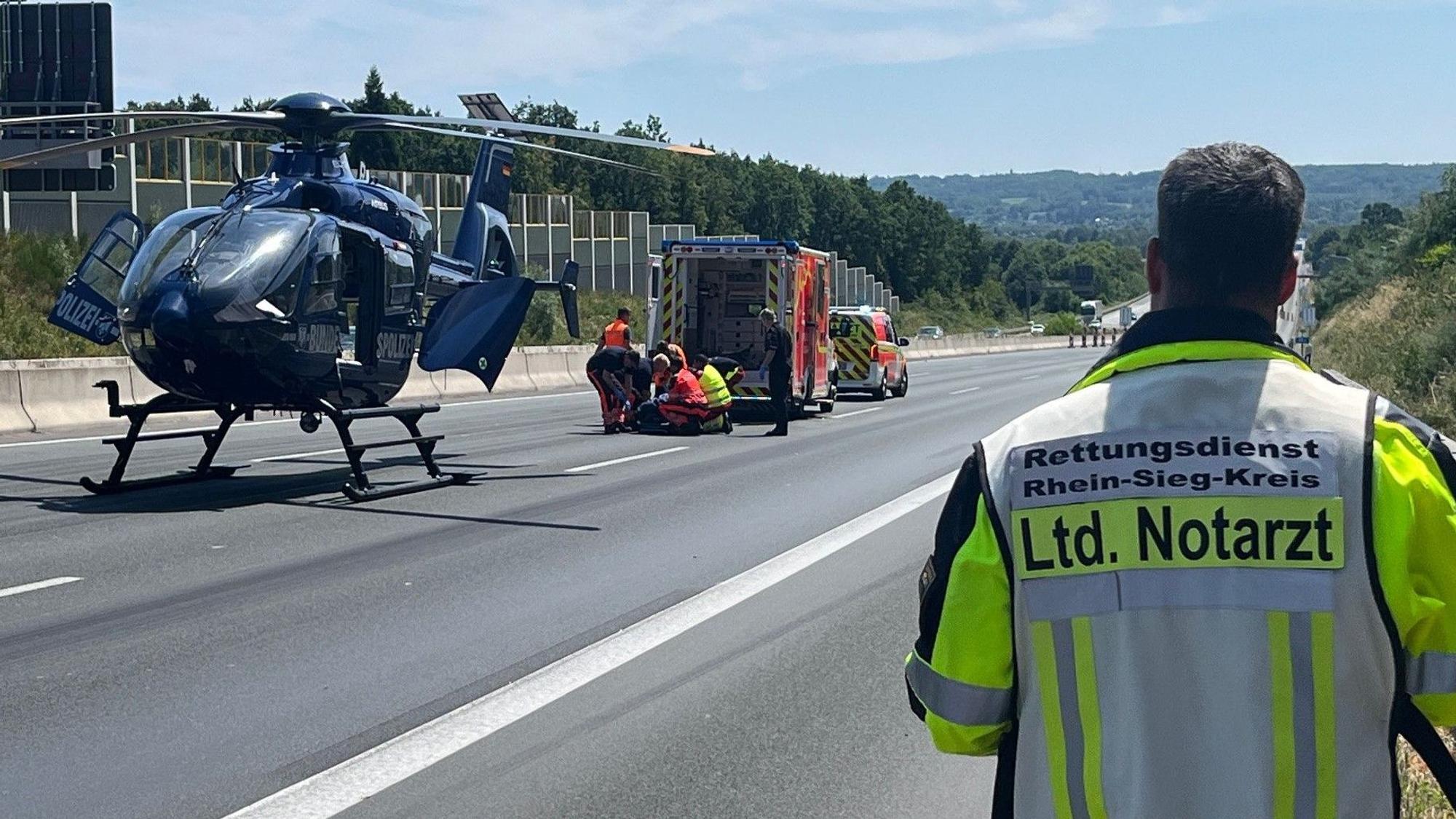 Nach einem schweren Verkehrsunfall auf der A3 bei Siegburg wurde eine Schwerverletzte mit dem Rettungshubschrauber in ein Kölner Krankenhaus gebracht. Die Autobahn war in Fahrtrichtung Frankfurt fast zwei Stunden gesperrt.