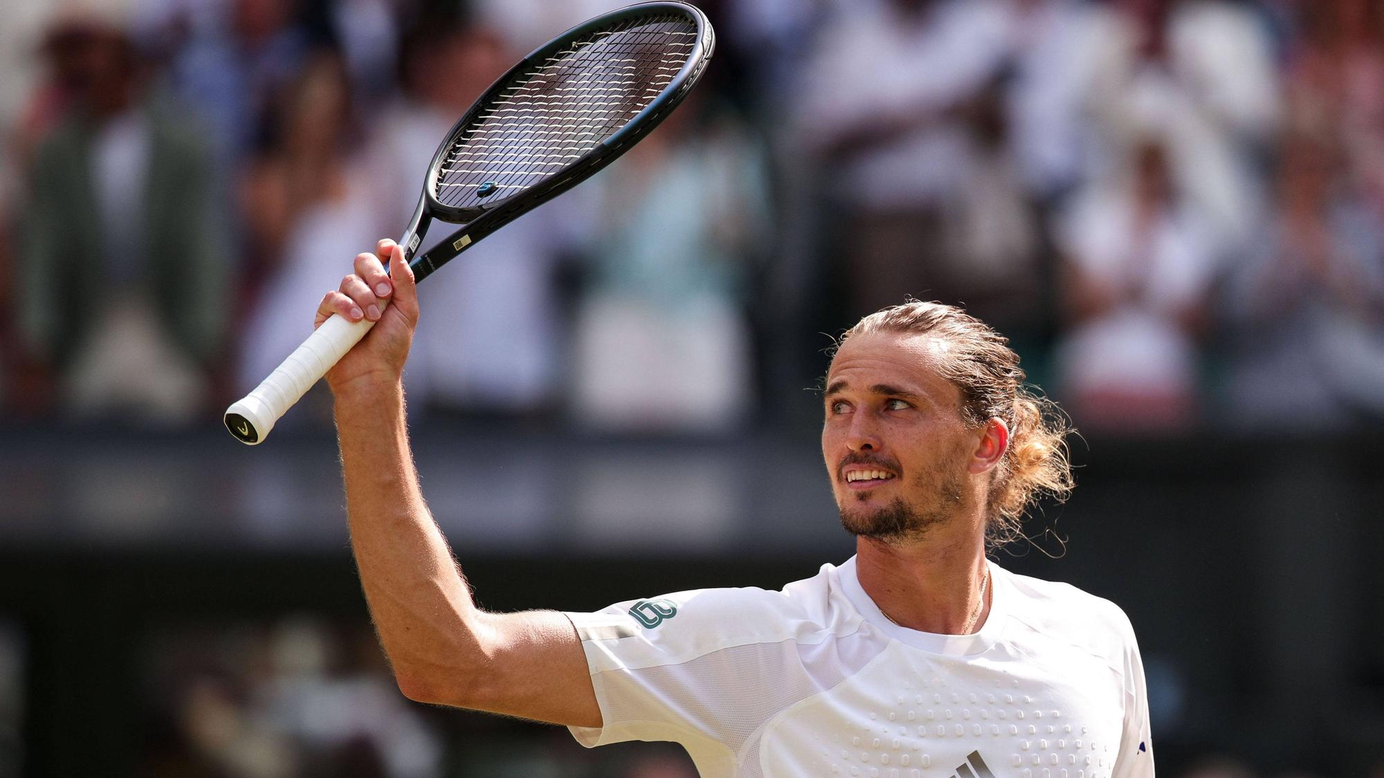 Alexander Zverev winkt mit dem Schläger den Fans zu.