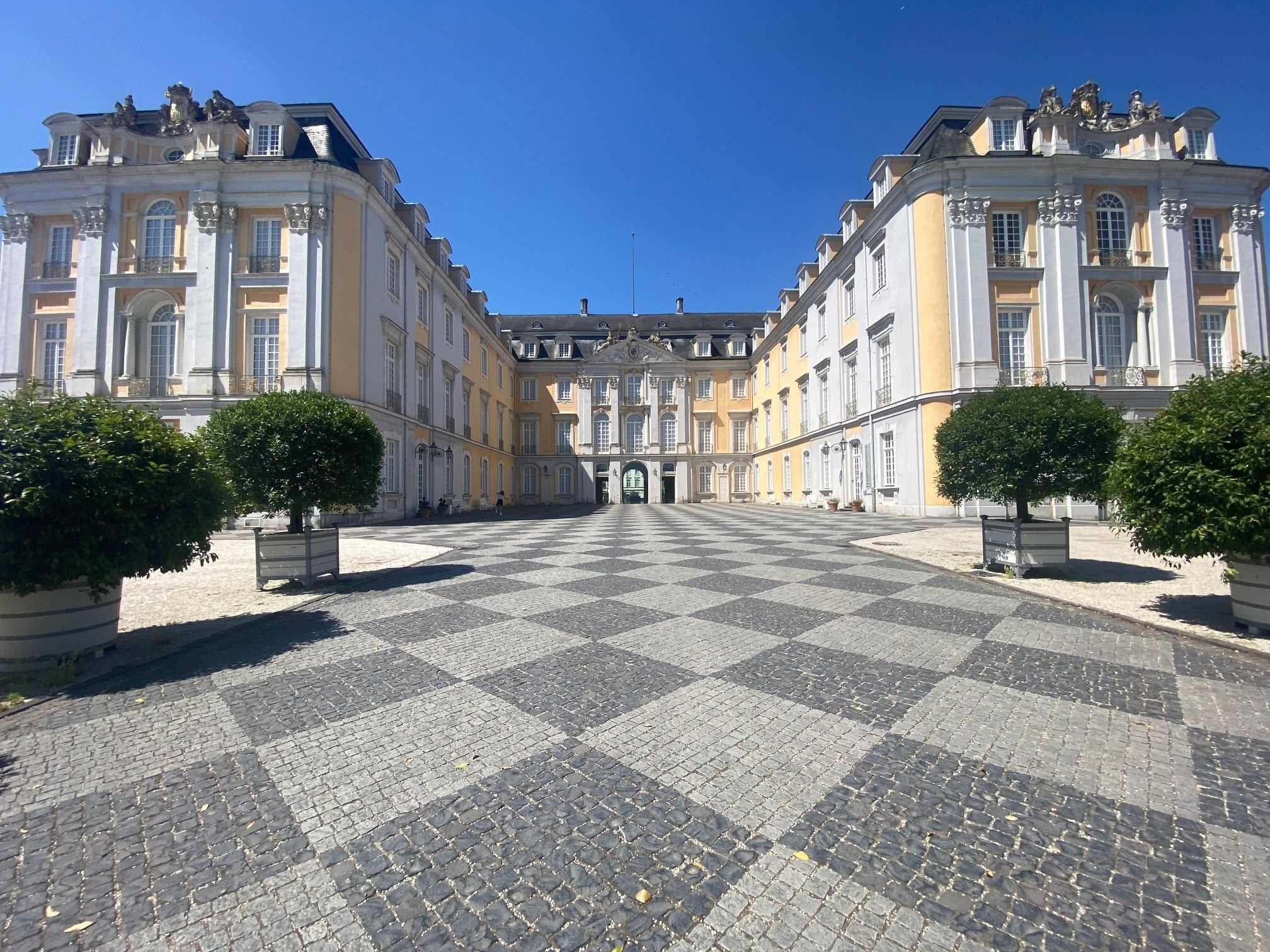Das Bild zeigt das Schloss Augustusburg in Brühl.