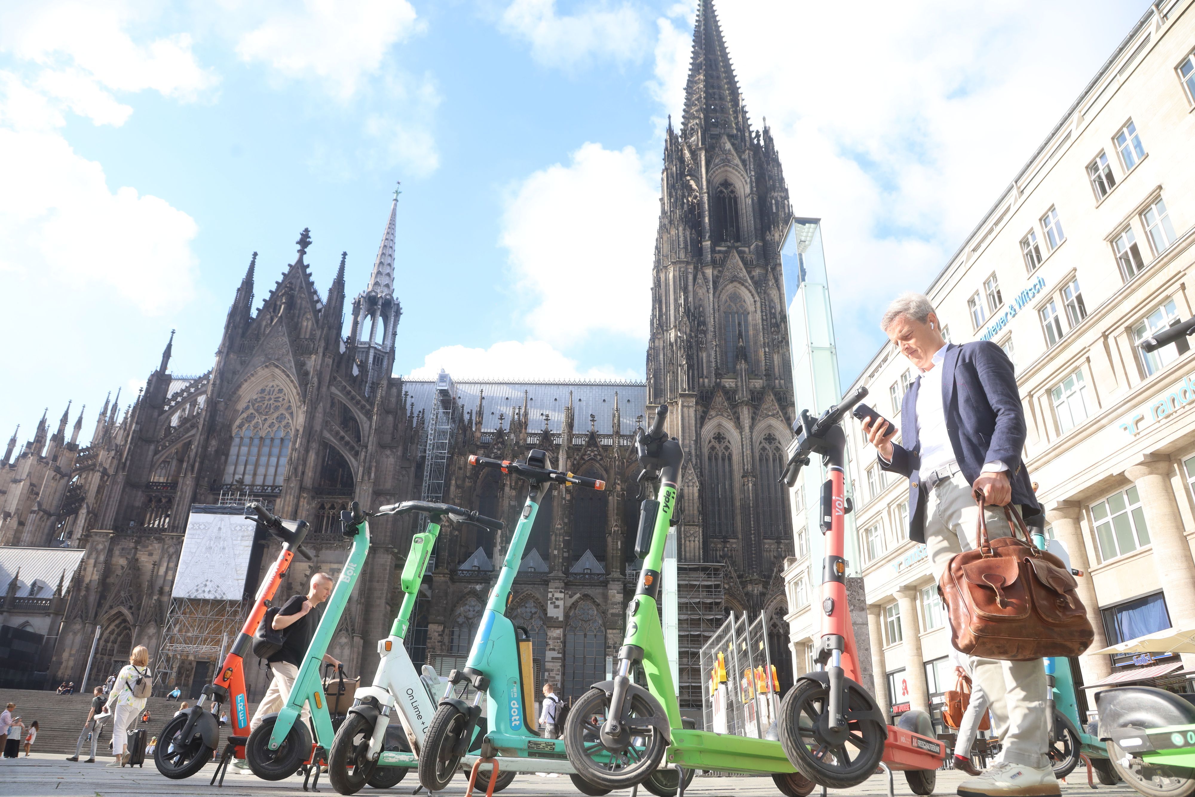 E-Scooter auf dem Bahnhofsvorplatz: Die Stadt will nach sieben Jahren endlich den Wildwuchs bekämpfen.