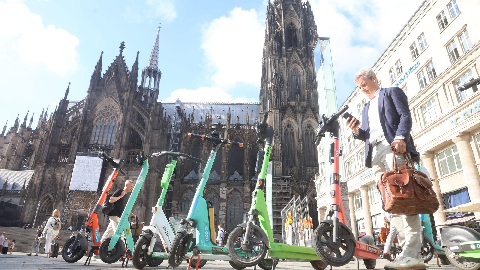 E-Scooter auf dem Bahnhofsvorplatz: Die Stadt will nach sieben Jahren endlich den Wildwuchs bekämpfen.