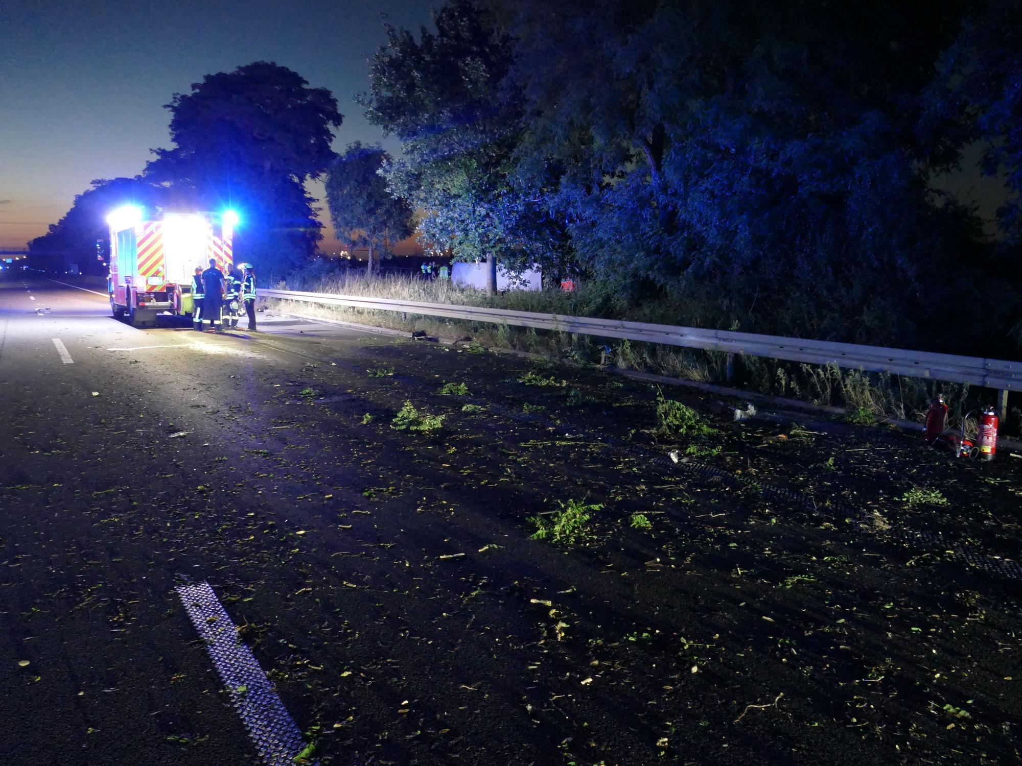 Ein Feld aus Trümmern und Ästen lag auf der Fahrbahn.