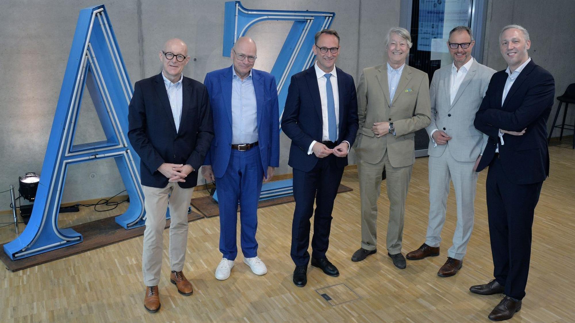 Auf dem Bild zu sehen (v.l.): Andreas Müller (Aachener Zeitung, Vorstand DZV.NRW), Stefan Hilscher (BDZV-Vorsitzender), Dr. Tobias Schmid (LfM-Direktor), Christian DuMont Schütte (DZV.NRW-Vorsitzender, Vorsitzender Aufsichtsrat DuMont Mediengruppe), Dr. Jörg Eggers (BDZV-Hauptgeschäftsführer), Carsten Dicks (DZV.NRW-Geschäftsführer)