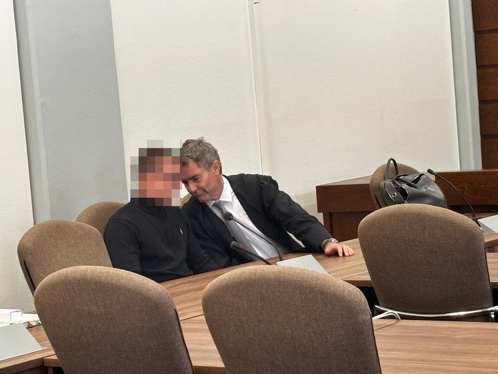 Das Foto zeigt den Angeklagten mit seinem Anwalt Marc Donay.