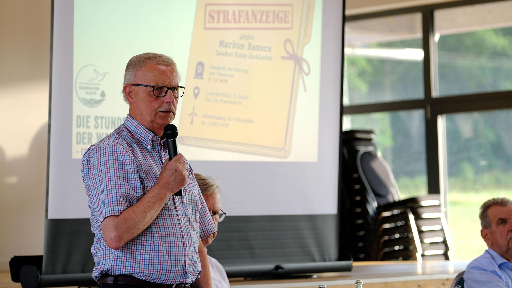 Hubert Braun von der IG Gegenwind Glehn bei einer Versammlung im Dorfgemeinschaftshaus.