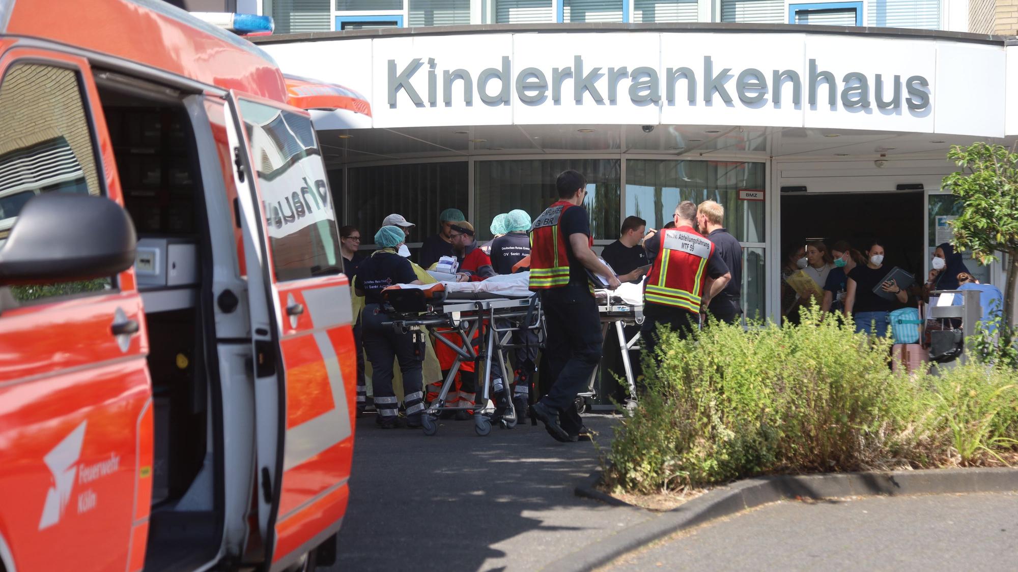 10.07.2026, Köln: In Nippes ist am Freitagmorgen (10. Juli) bei Sondierungsarbeiten in der Nähe des Johannes-Giesberts-Parks ein Blindgänger aus dem Zweiten Weltkrieg entdeckt worden. Nach Angaben der Stadt handelt es sich um eine amerikanische Zehn-Zentner-Bombe (500 Kilogramm) mit Front- und Heckaufschlagzünder. Foto: Arton Krasniqi