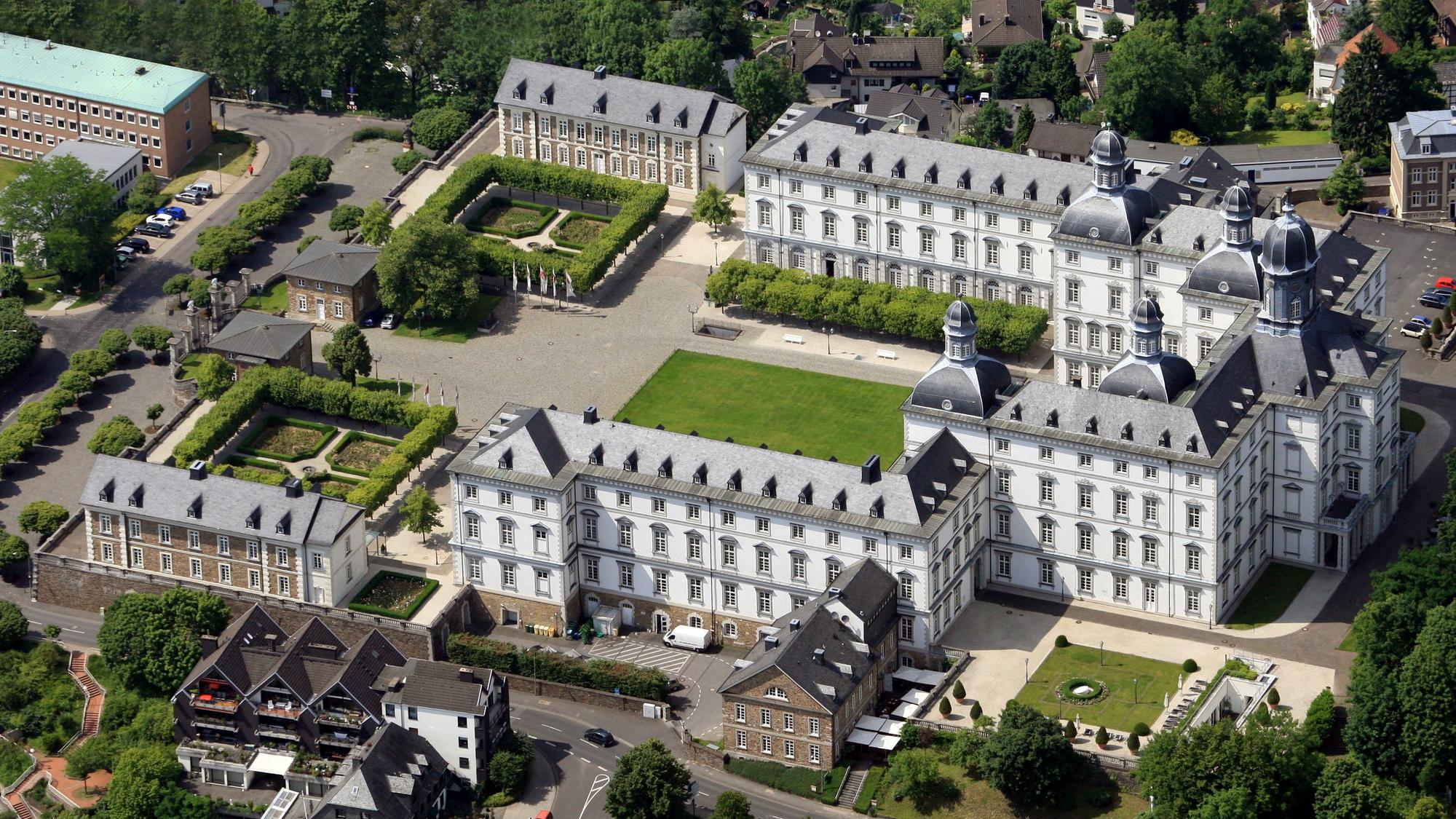 Luftbild von Schloss Bensberg