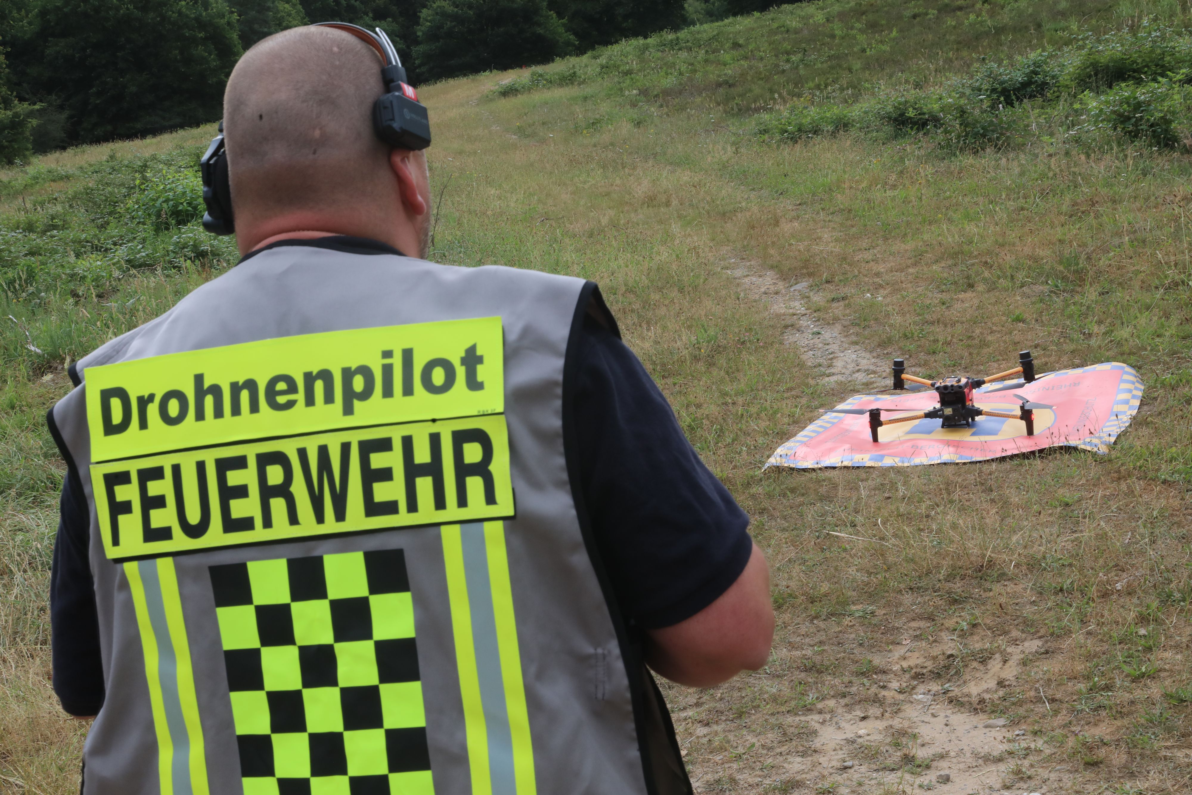 Ein Drohnenpilot des Kreises startet eine Drohne in der Wahner Heide.