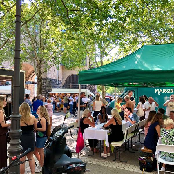 Seit 30. April 2026 findet auf dem Rudolfplatz donnerstags von 16 bis 21 Uhr ein neuer Abendmarkt statt.