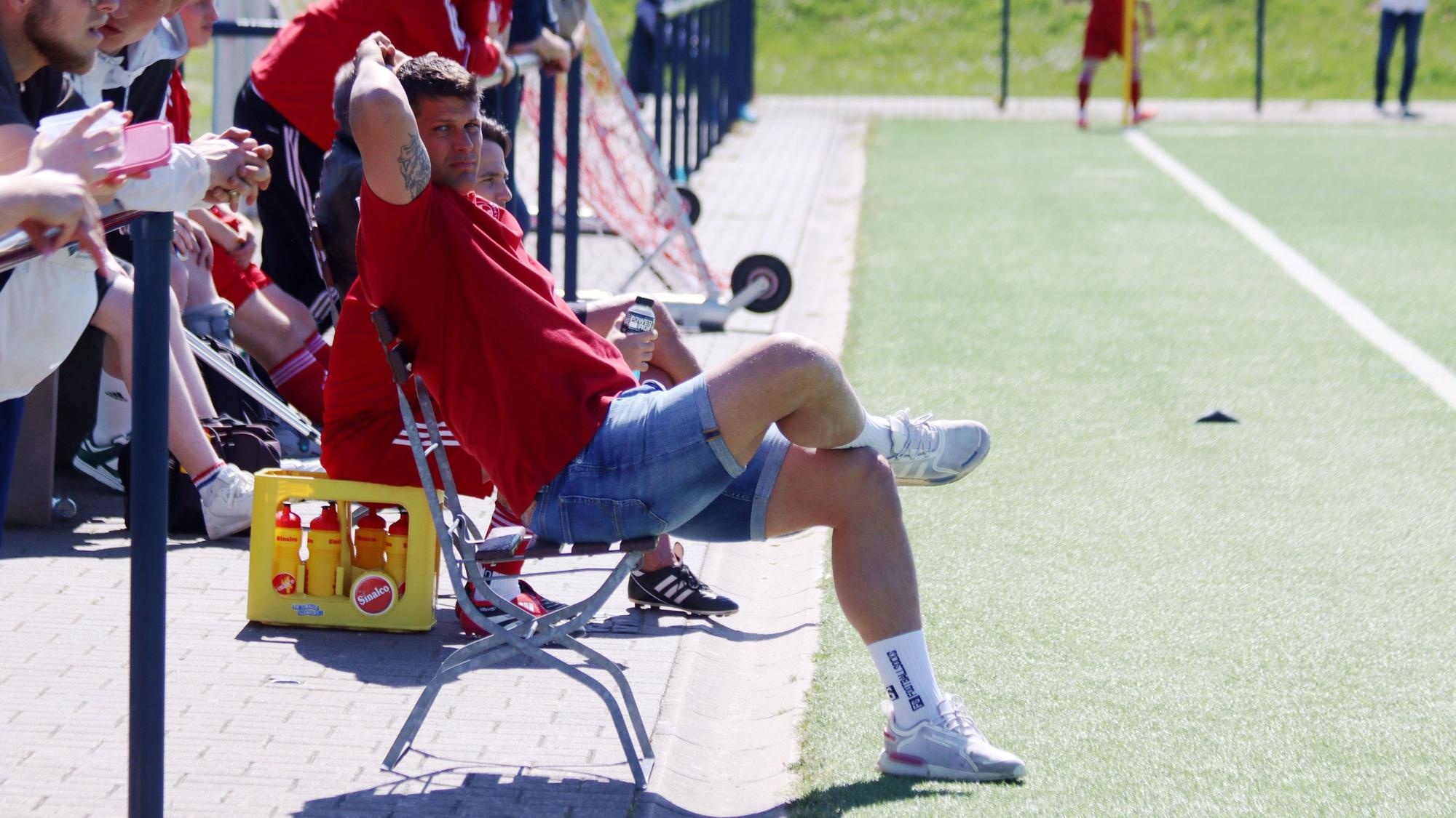 David Sasse sitzt am Spielfeldrand auf einem Stuhl.