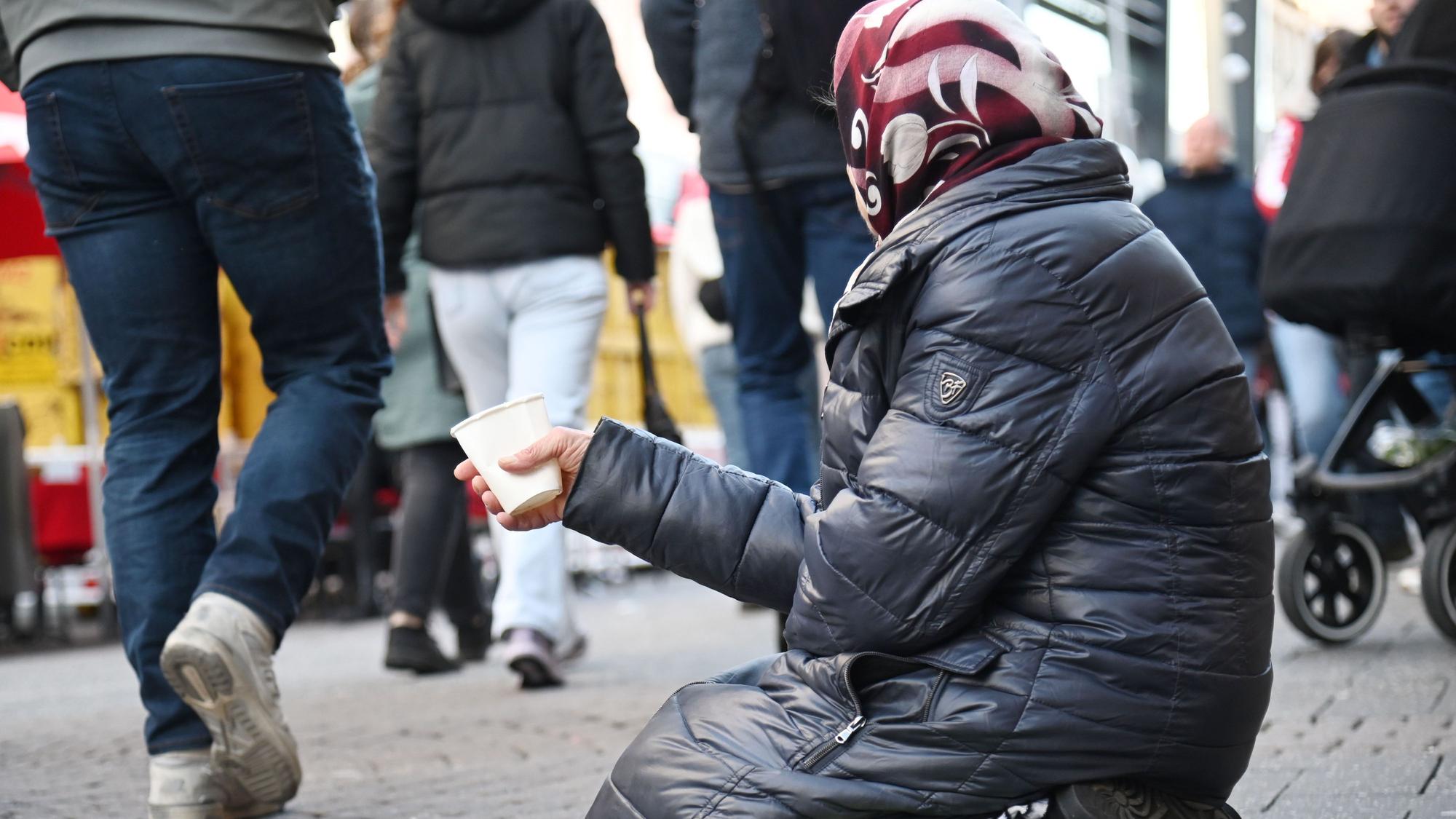 Bettler auf der Straße in der Kölner Innenstadt: Das stile Betteln steht nicht im Fokus des Dortmunder Verbots.