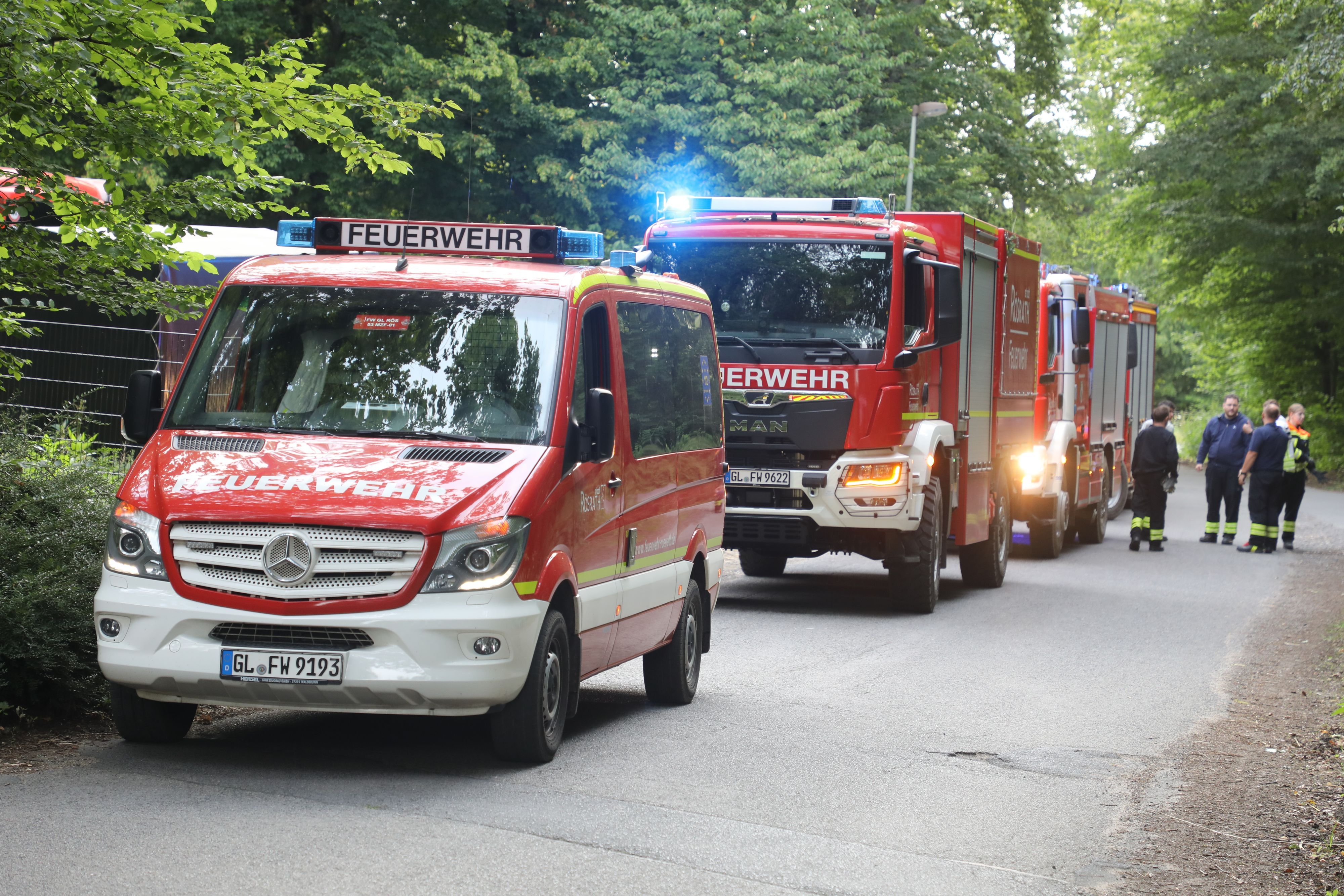 Feuerwehrfahrzeuge stehen auf einer Straße in Rösrath-Brand.
