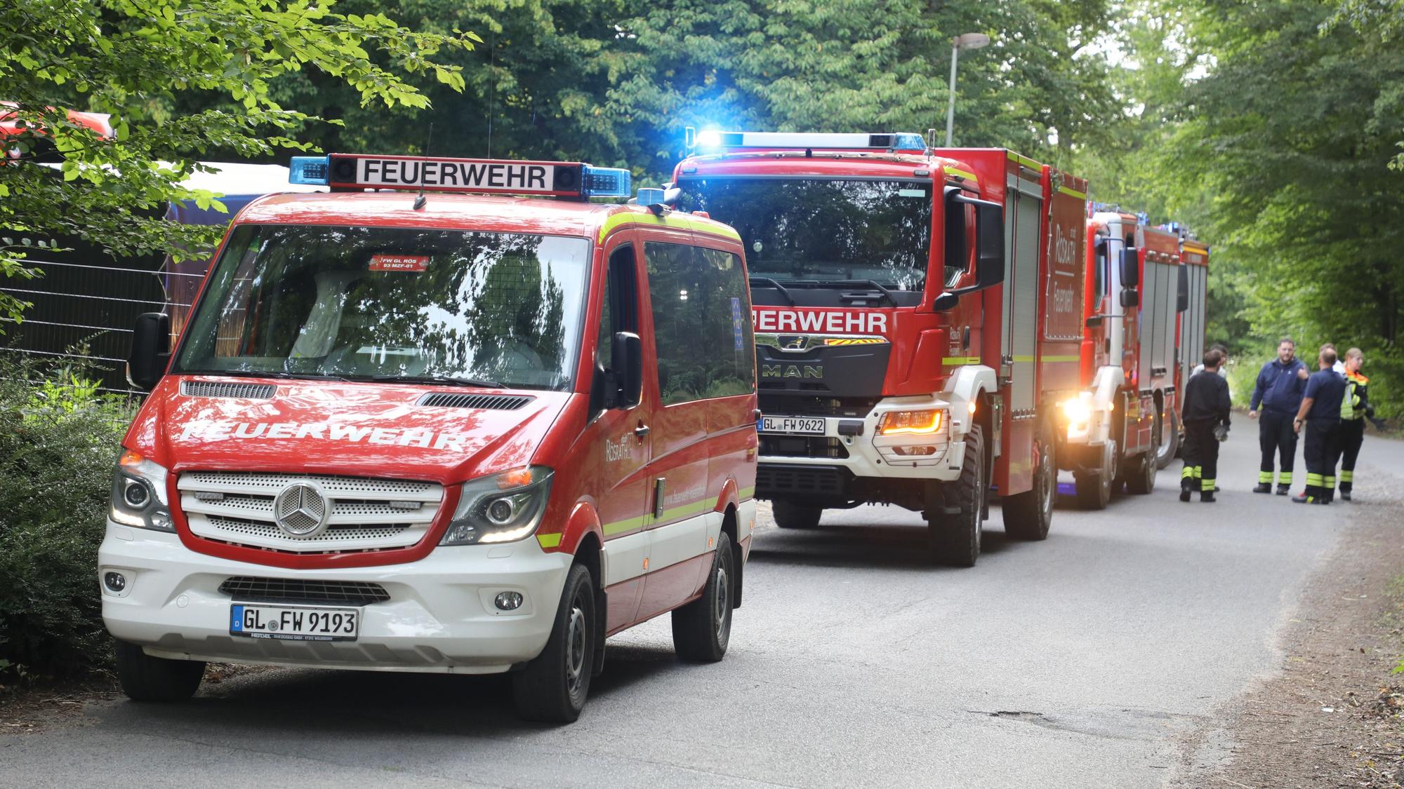 Feuerwehrfahrzeuge stehen auf einer Straße in Rösrath-Brand.