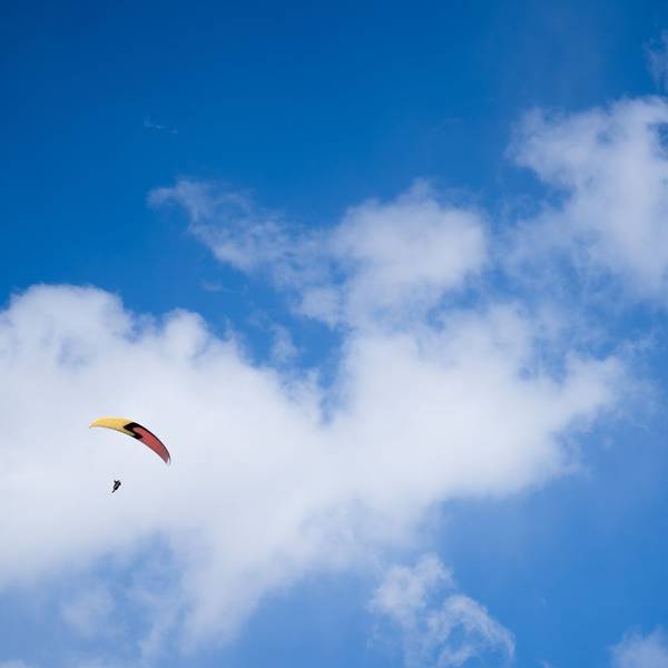 Gleitschirmfliegen ist besonders im Sommer ein beliebter Sport. (Symboldbild)