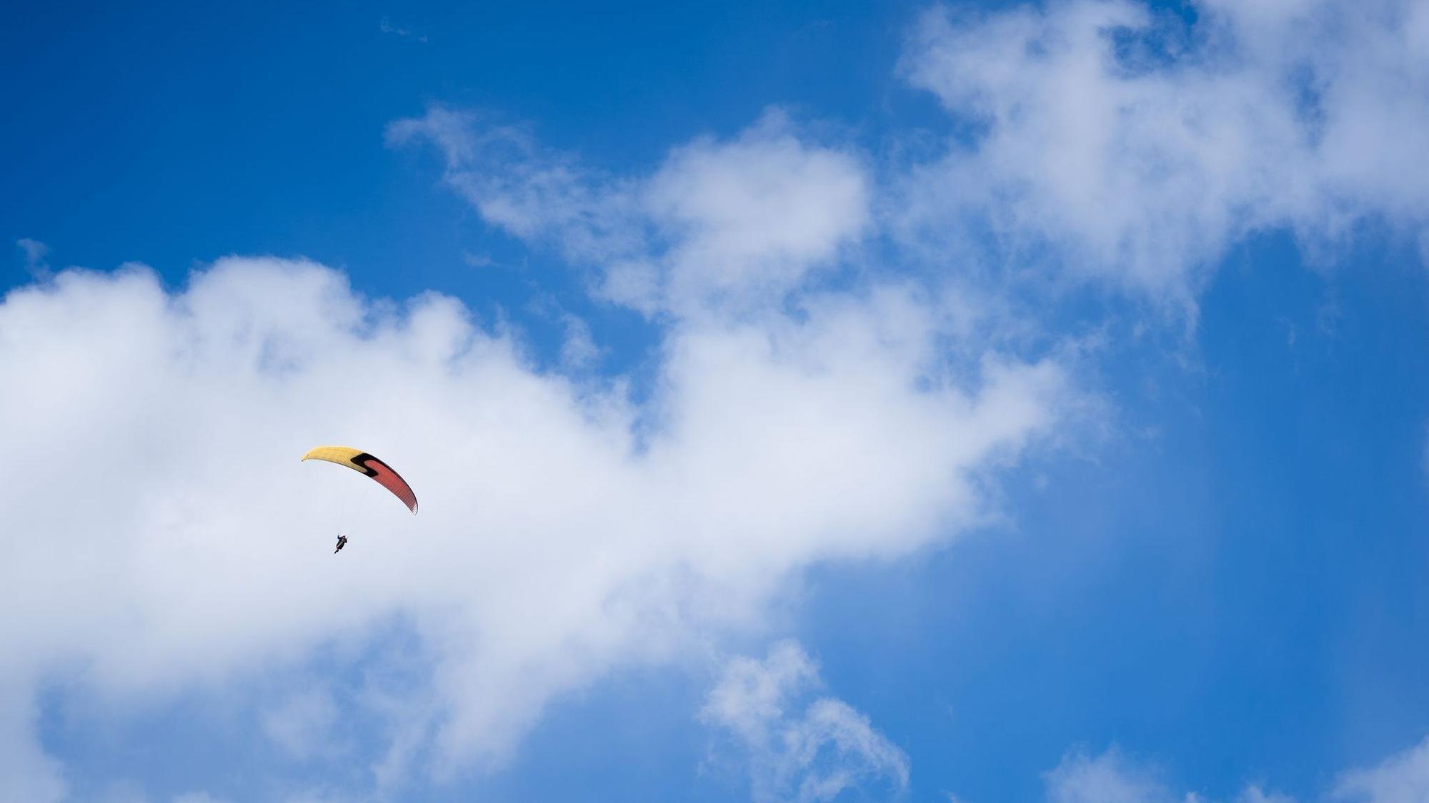 Gleitschirmfliegen ist besonders im Sommer ein beliebter Sport. (Symboldbild)