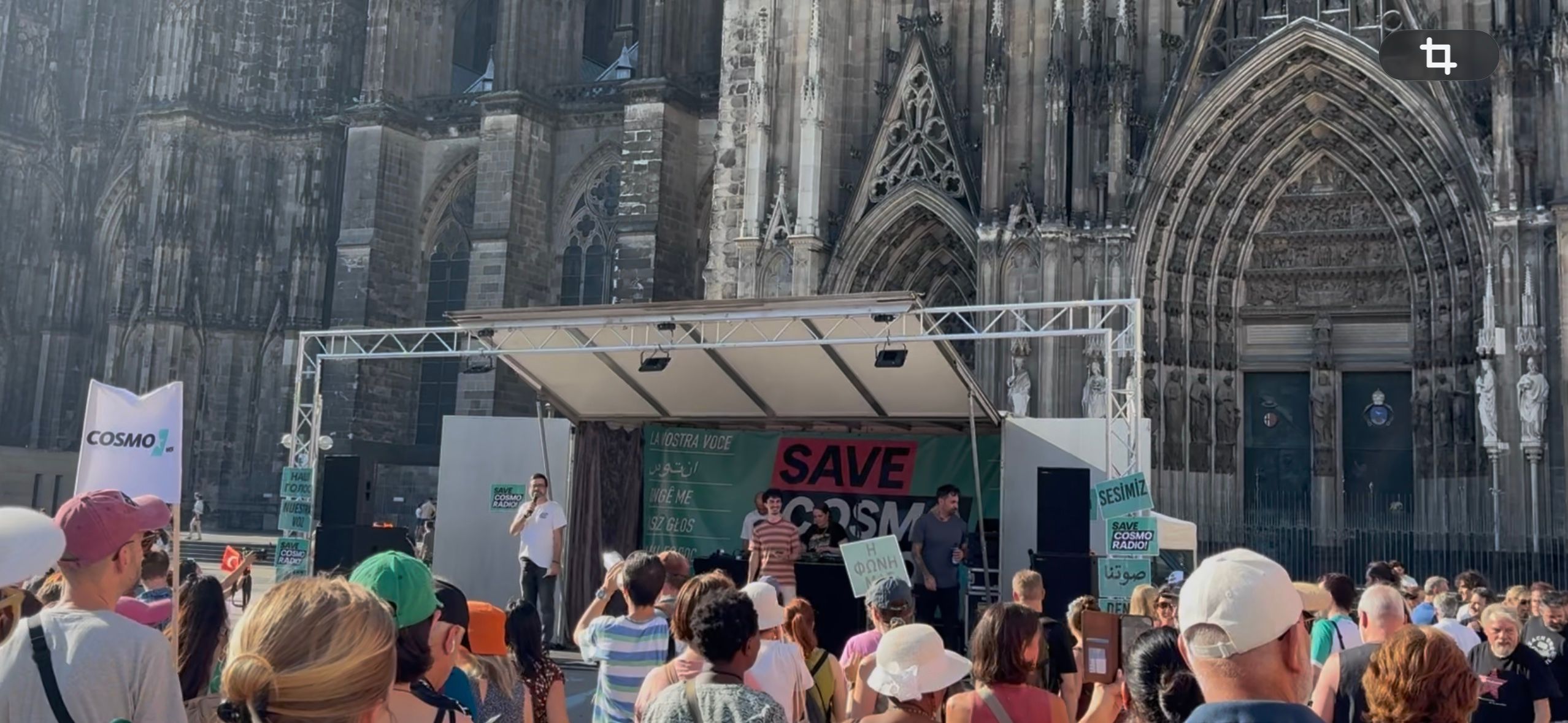Demonstrierende versammelten sich am Freitagabend vor dem Kölner Dom, um gegen Pläne des WDR für die Zukunft von Cosmo zu protestieren