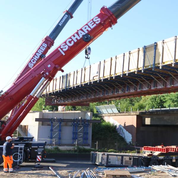 Langsam wurde die Brücke in Position gebracht und auf die Einfassungen runtergelassen.
