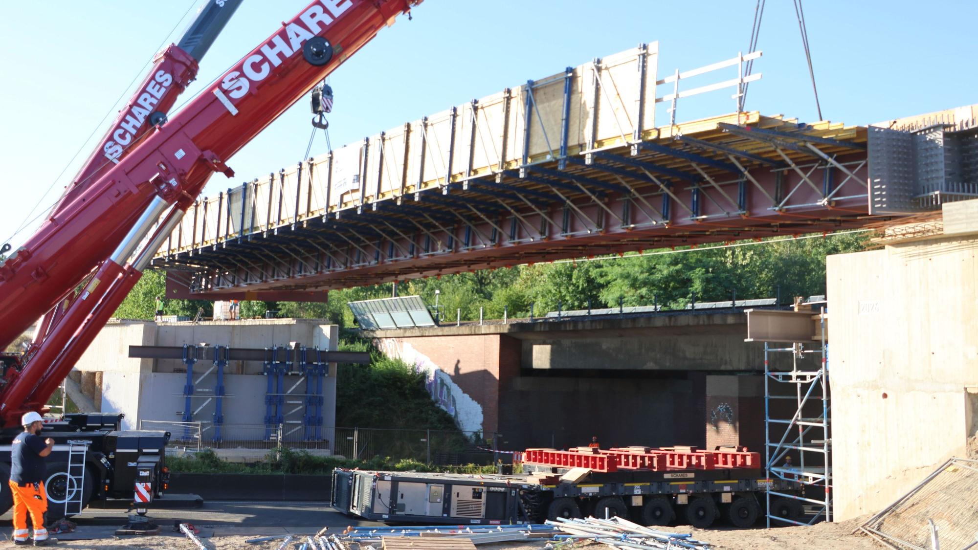 Langsam wurde die Brücke in Position gebracht und auf die Einfassungen runtergelassen.