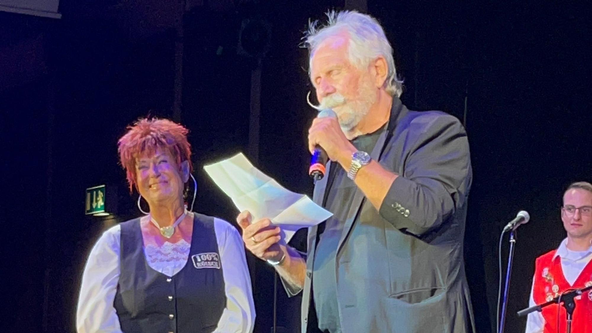 Henning Krautmacher steht mit Marita Köllner auf der Bühne.