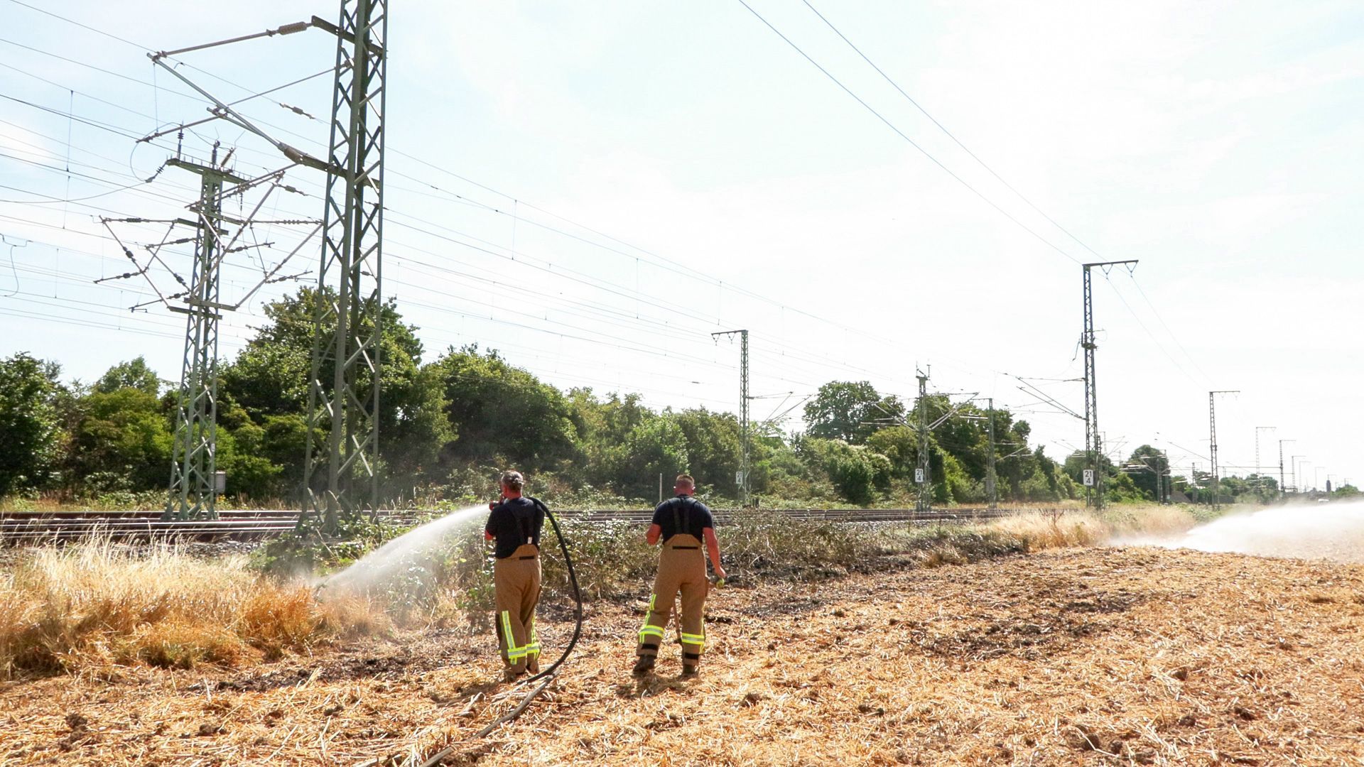 Die Feuerwehr verhinderte das Ausbreiten der Flammen an der Bahnstrecke.