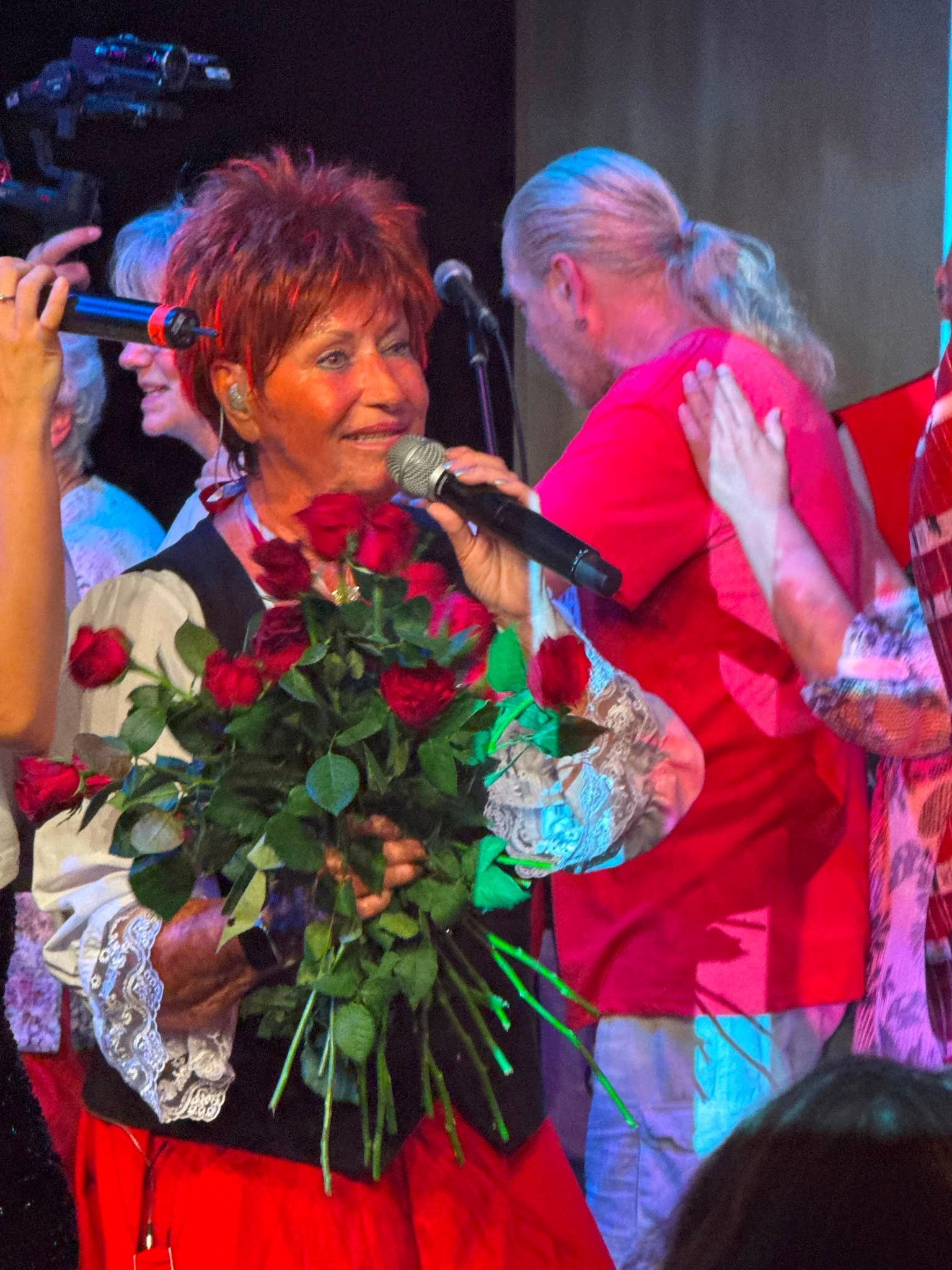Marita Köllner steht bei ihrem Konzert auf der Bühne.