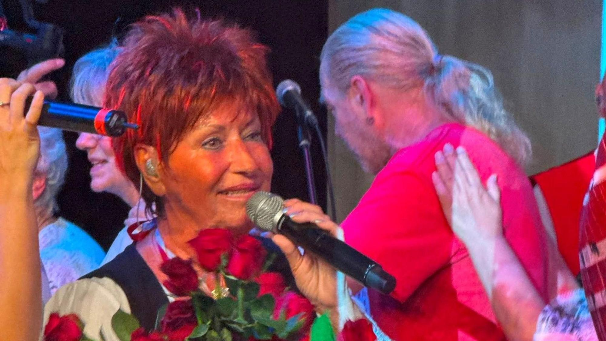 Marita Köllner steht bei ihrem Konzert auf der Bühne.