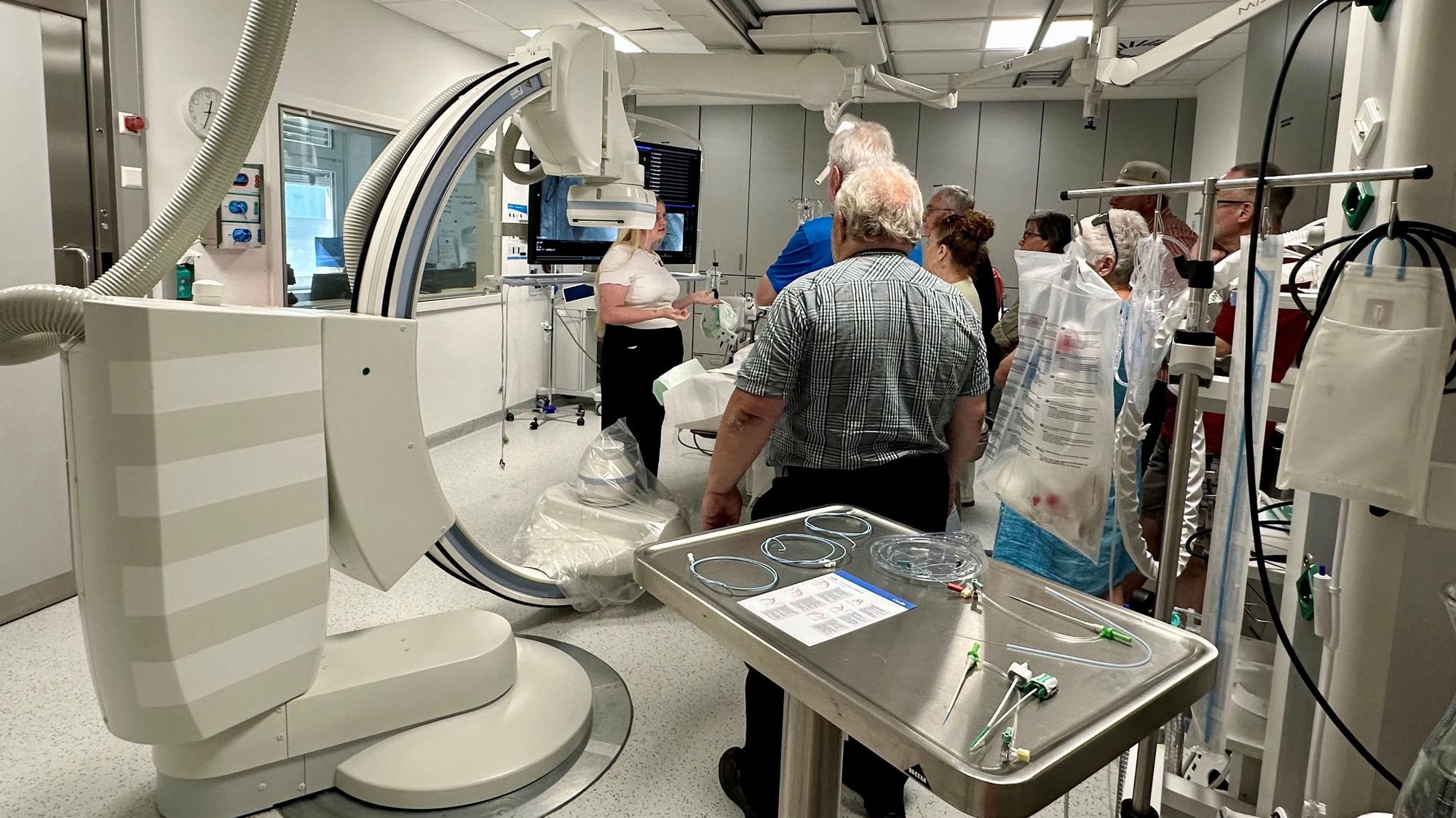 Besucherinnen und Besucher schauen sich ein Krankenhaus an.
